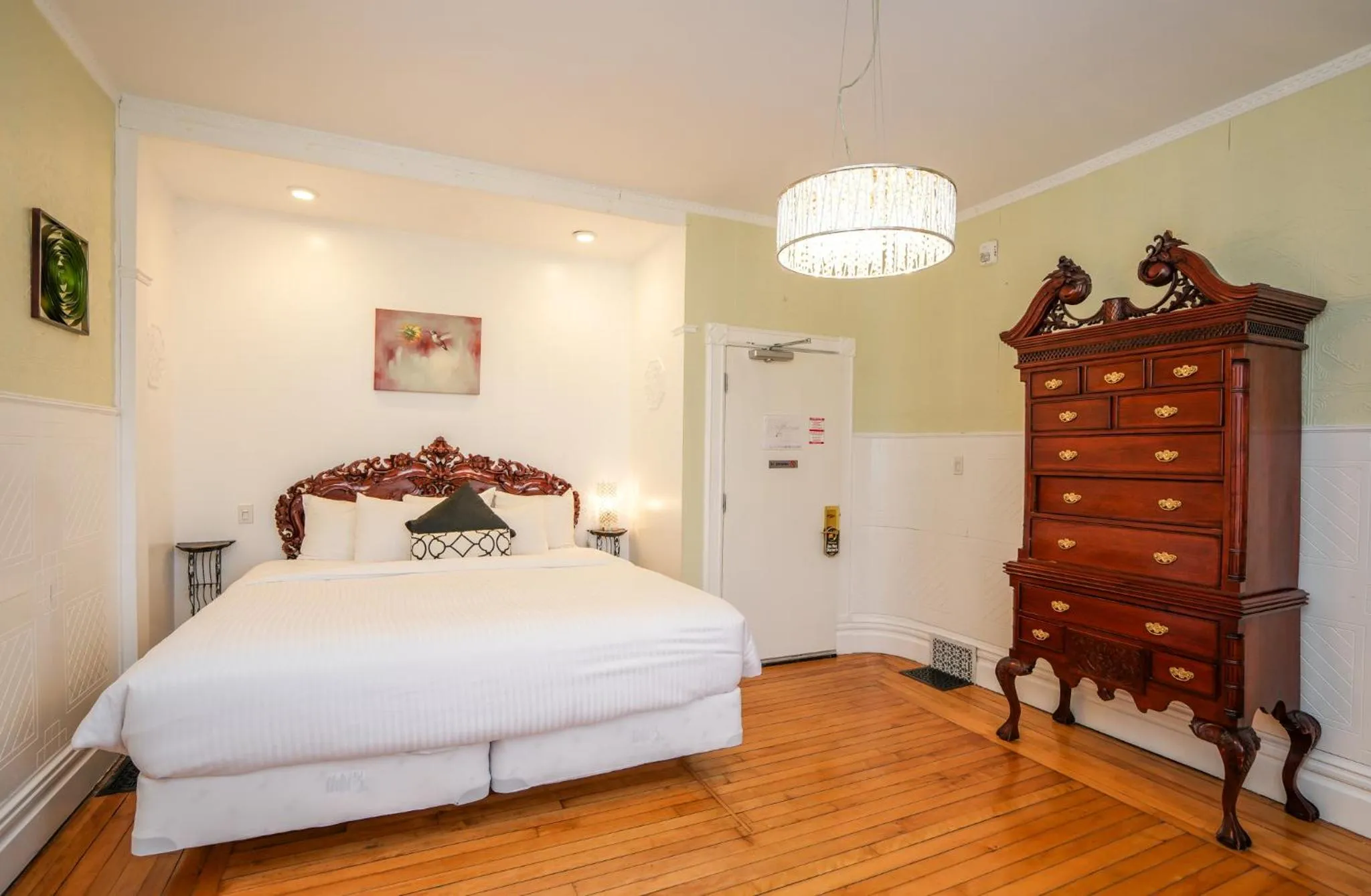 Bed in Niagara Grandview Boutique Hotel