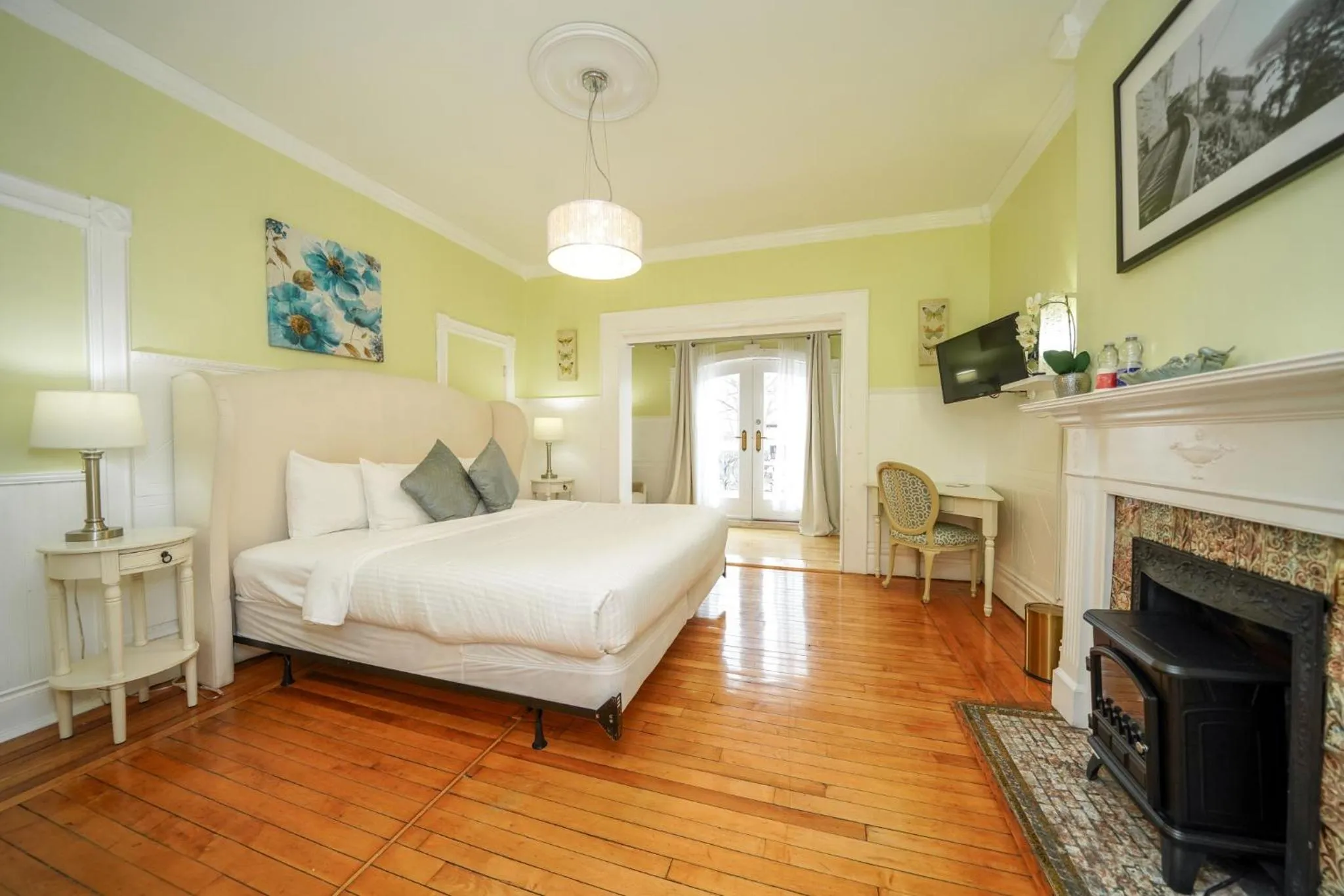 Bed in Niagara Grandview Boutique Hotel