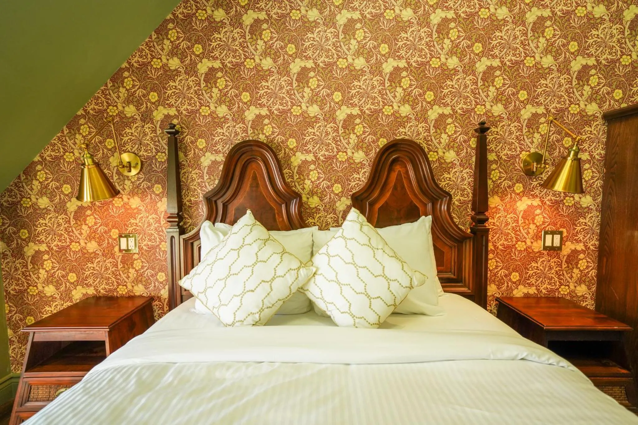 Bed in Niagara Grandview Boutique Hotel