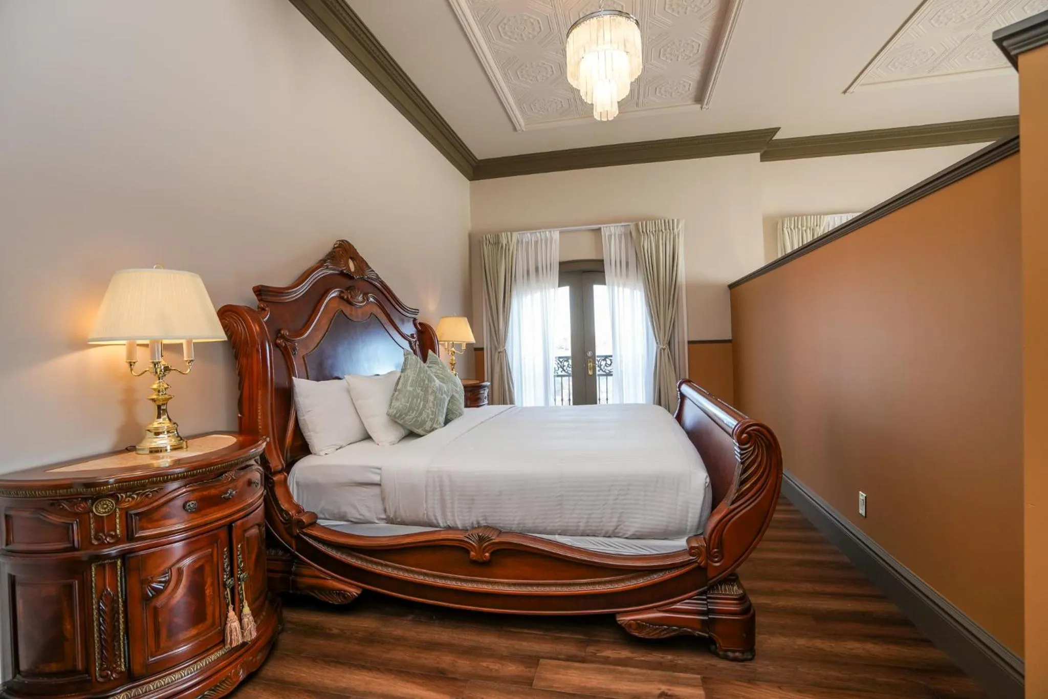 Bed in Niagara Grandview Boutique Hotel