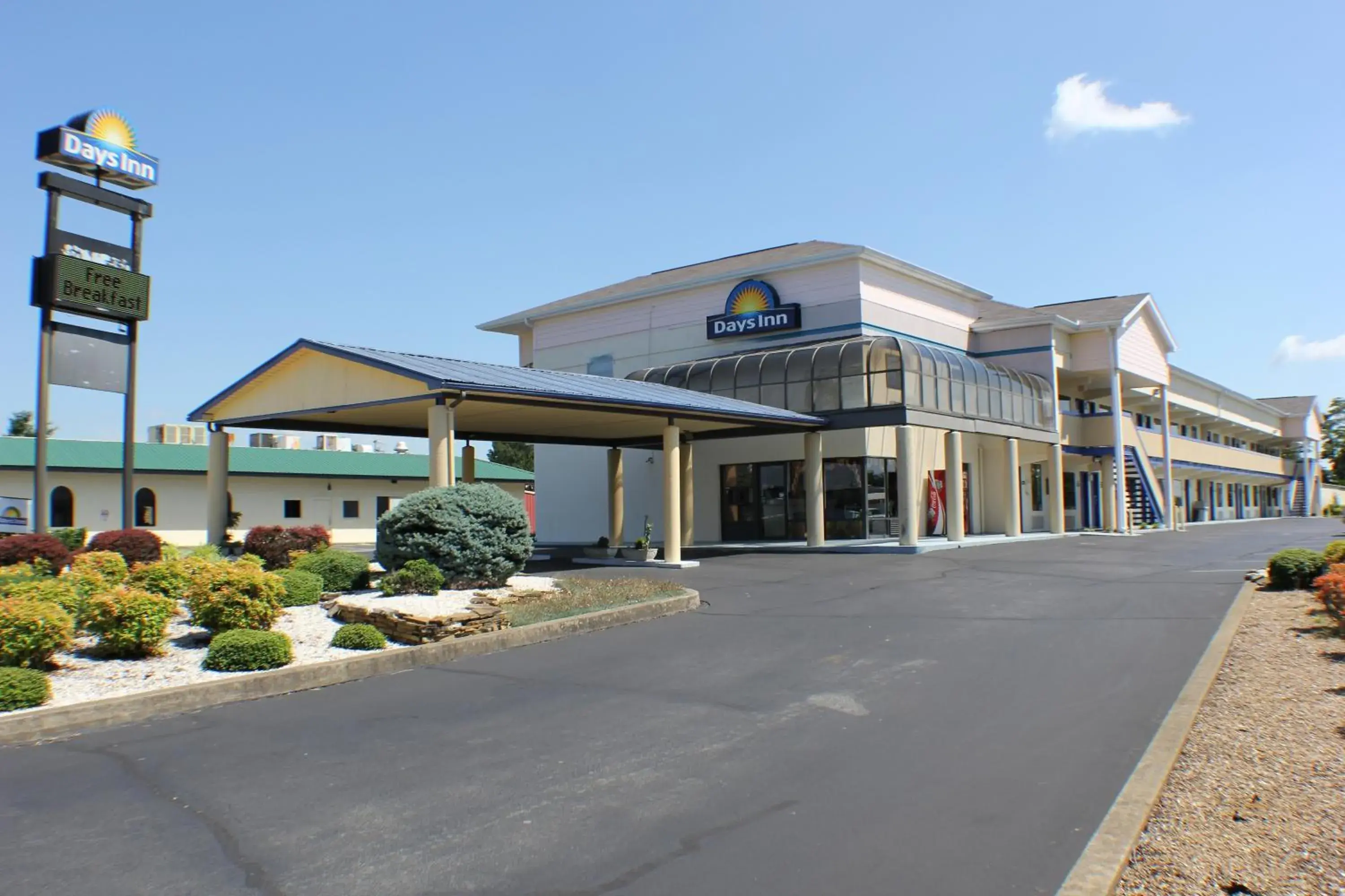 Property building in Days Inn by Wyndham Greeneville Property building in Days Inn by Wyndham Greeneville