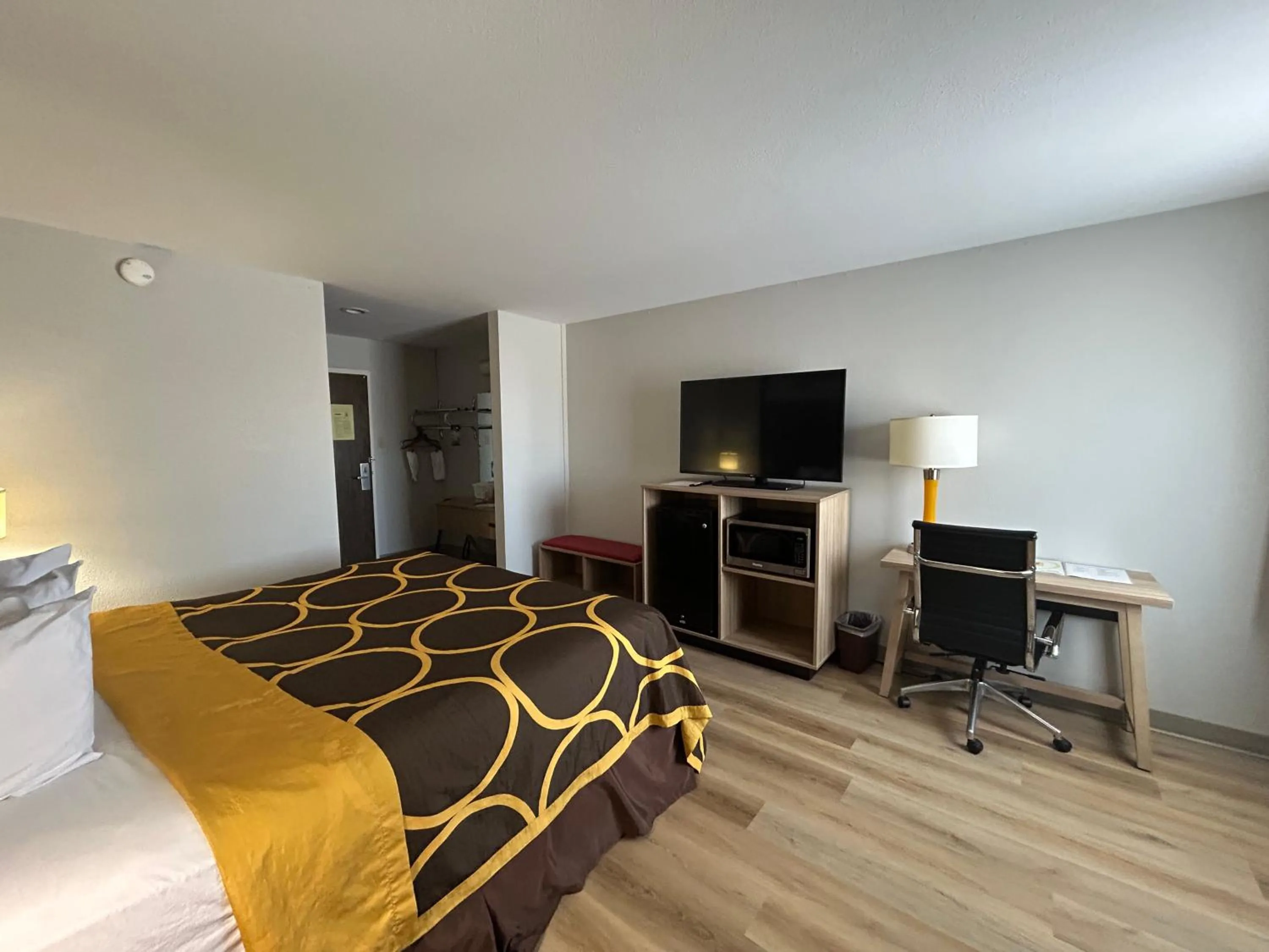 Photo of the whole room, Bed in Super 8 by Wyndham Sterling CO