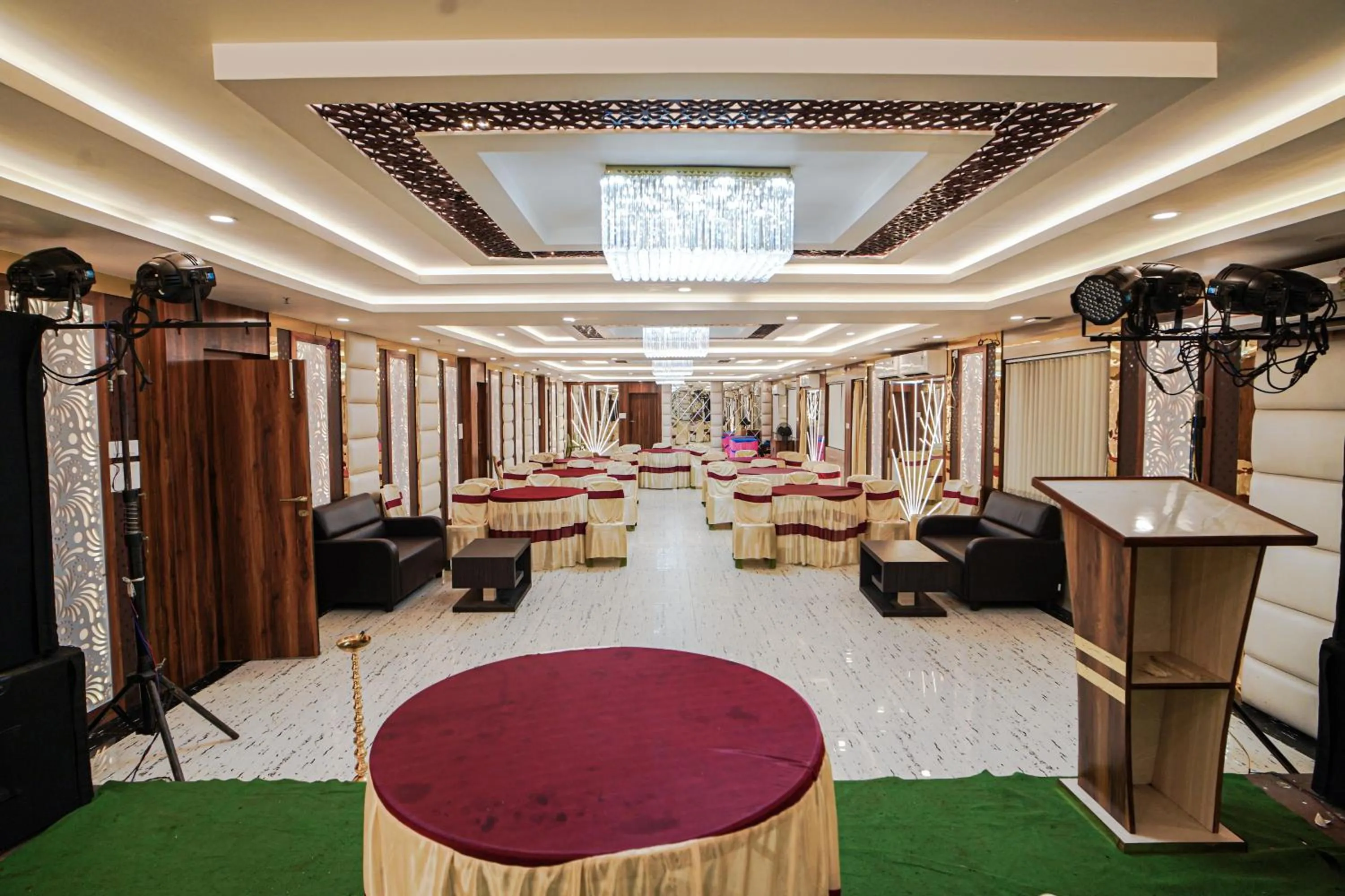 Living room in HOTEL ALLISHAN !! Couple Friendly Hotel Near Science City !!