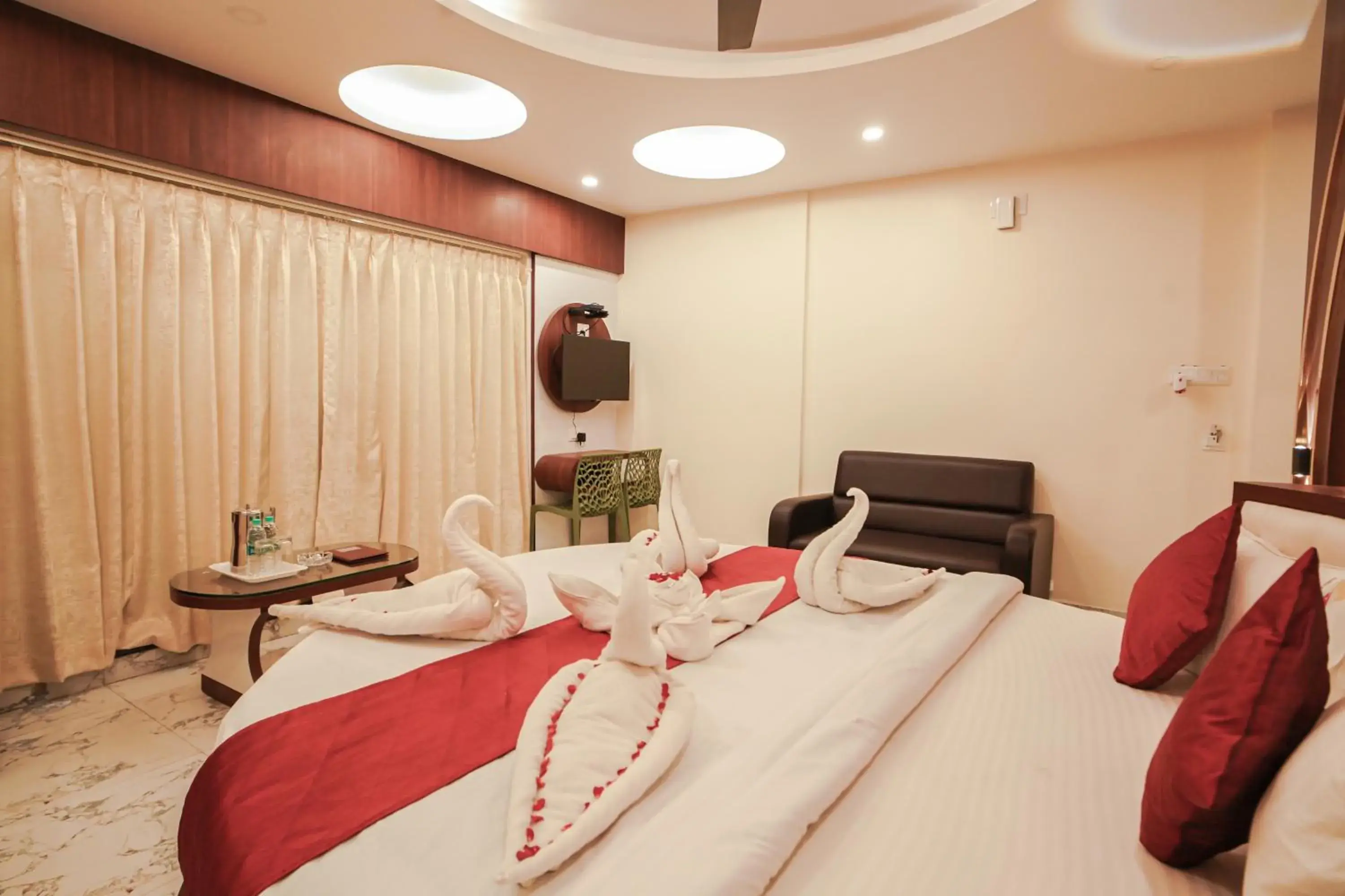 Bed in HOTEL ALLISHAN !! Couple Friendly Hotel Near Science City !! Bed in HOTEL ALLISHAN !! Couple Friendly Hotel Near Science City !!