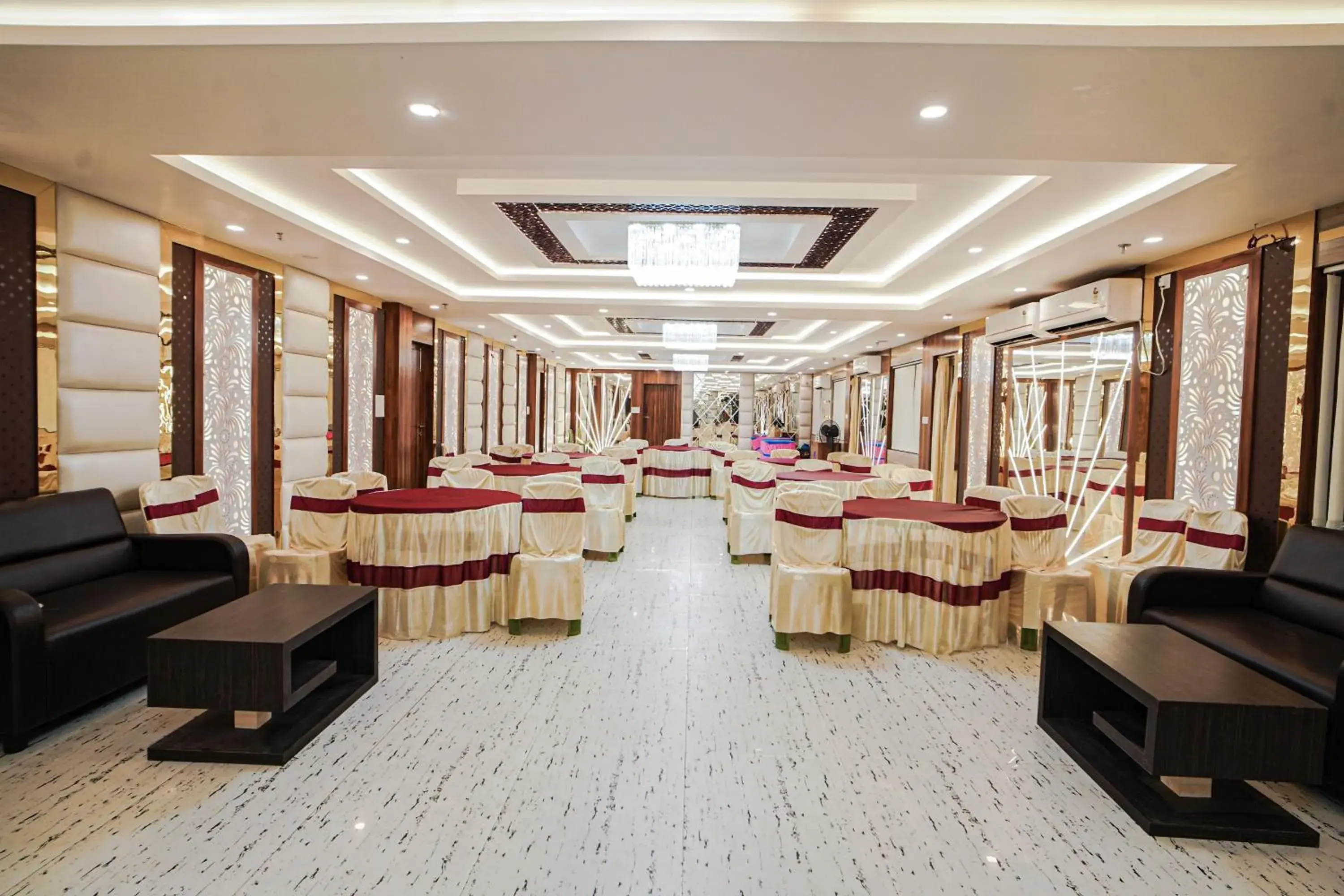 Living room in HOTEL ALLISHAN !! Couple Friendly Hotel Near Science City !! Living room in HOTEL ALLISHAN !! Couple Friendly Hotel Near Science City !!