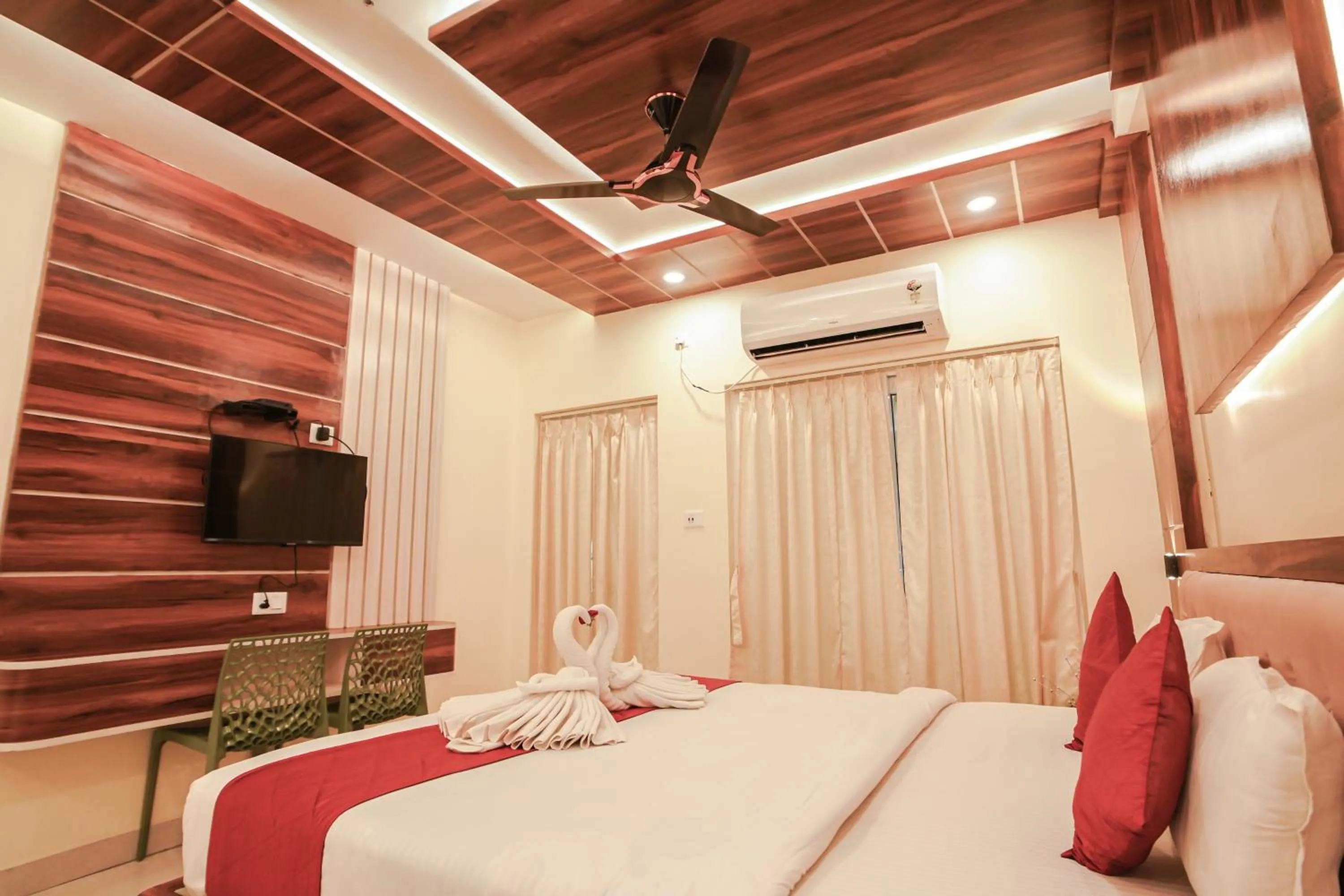 Communal lounge/ TV room, Bed in HOTEL ALLISHAN !! Couple Friendly Hotel Near Science City !!