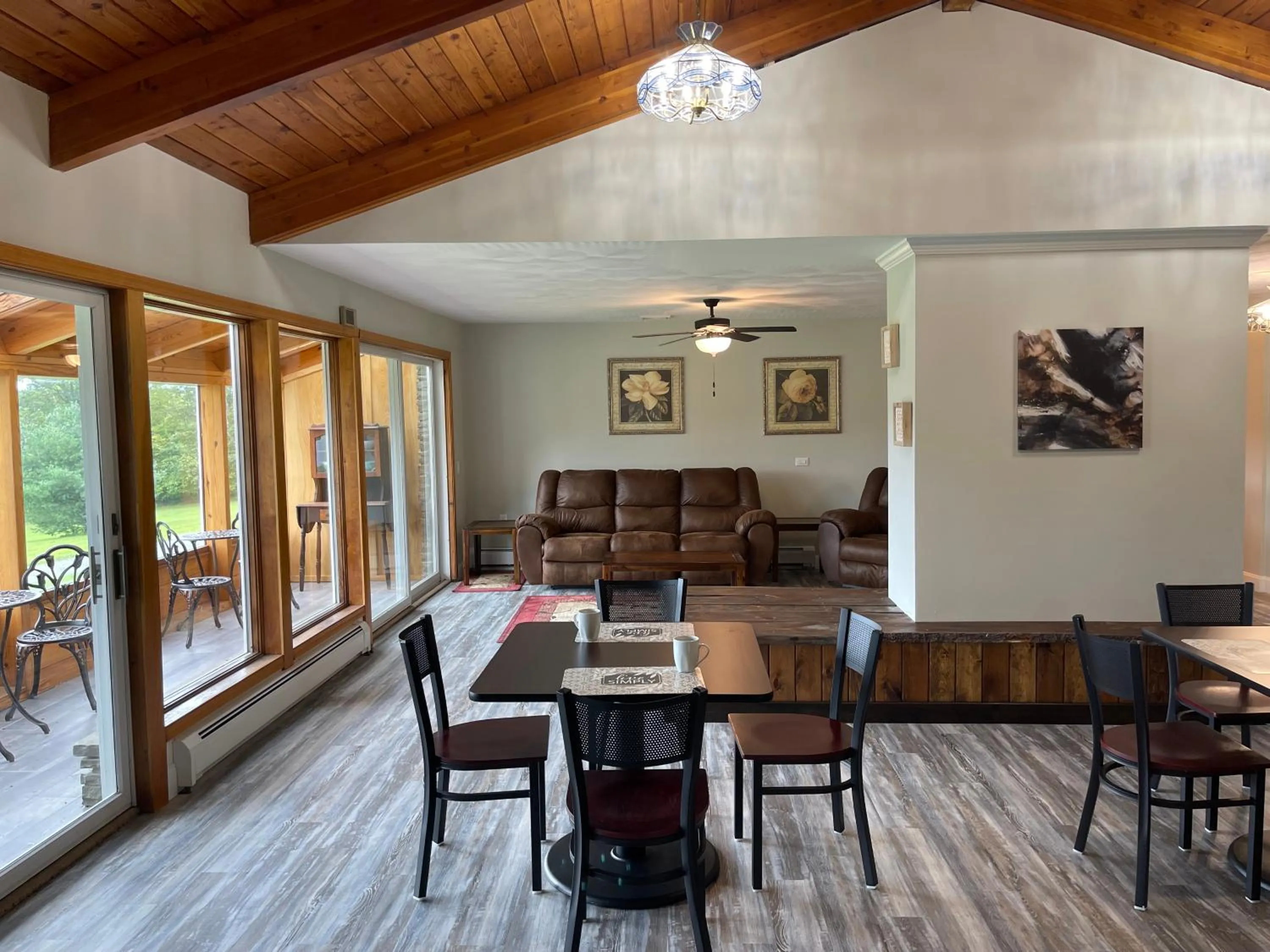 Communal lounge/ TV room in Stony Fork Inn