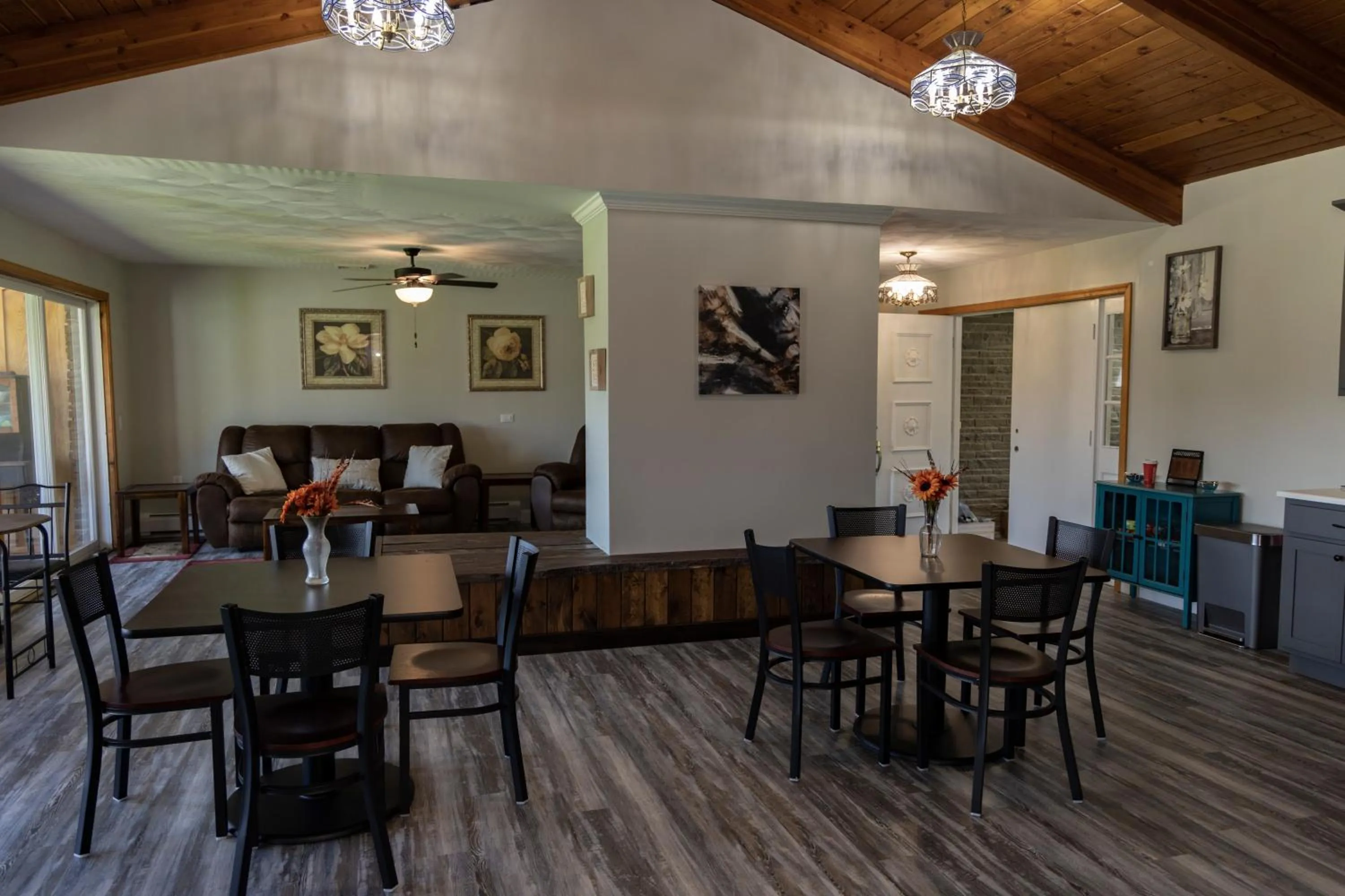 Communal lounge/ TV room in Stony Fork Inn