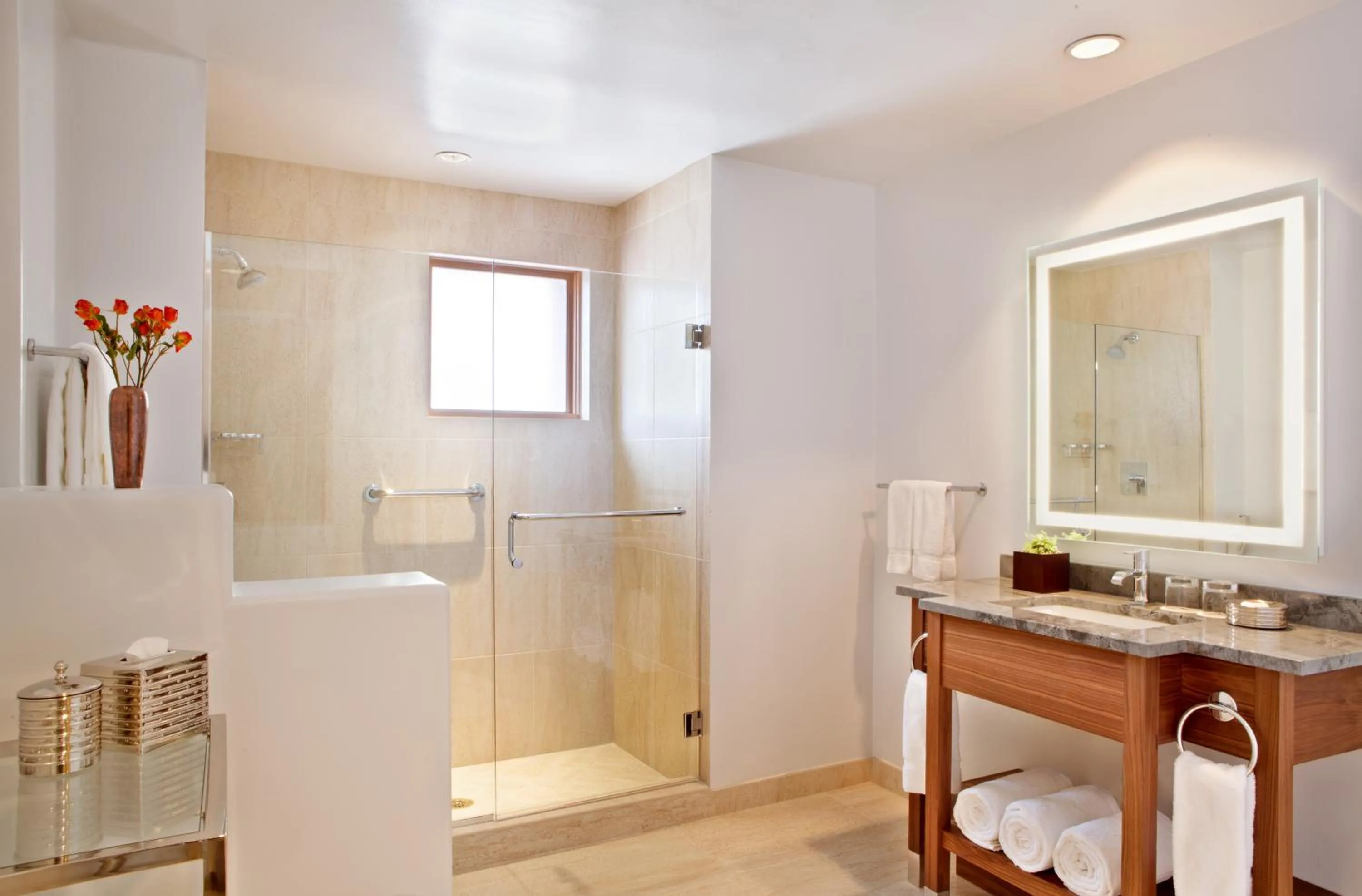 Bathroom in Rosewood Inn of the Anasazi