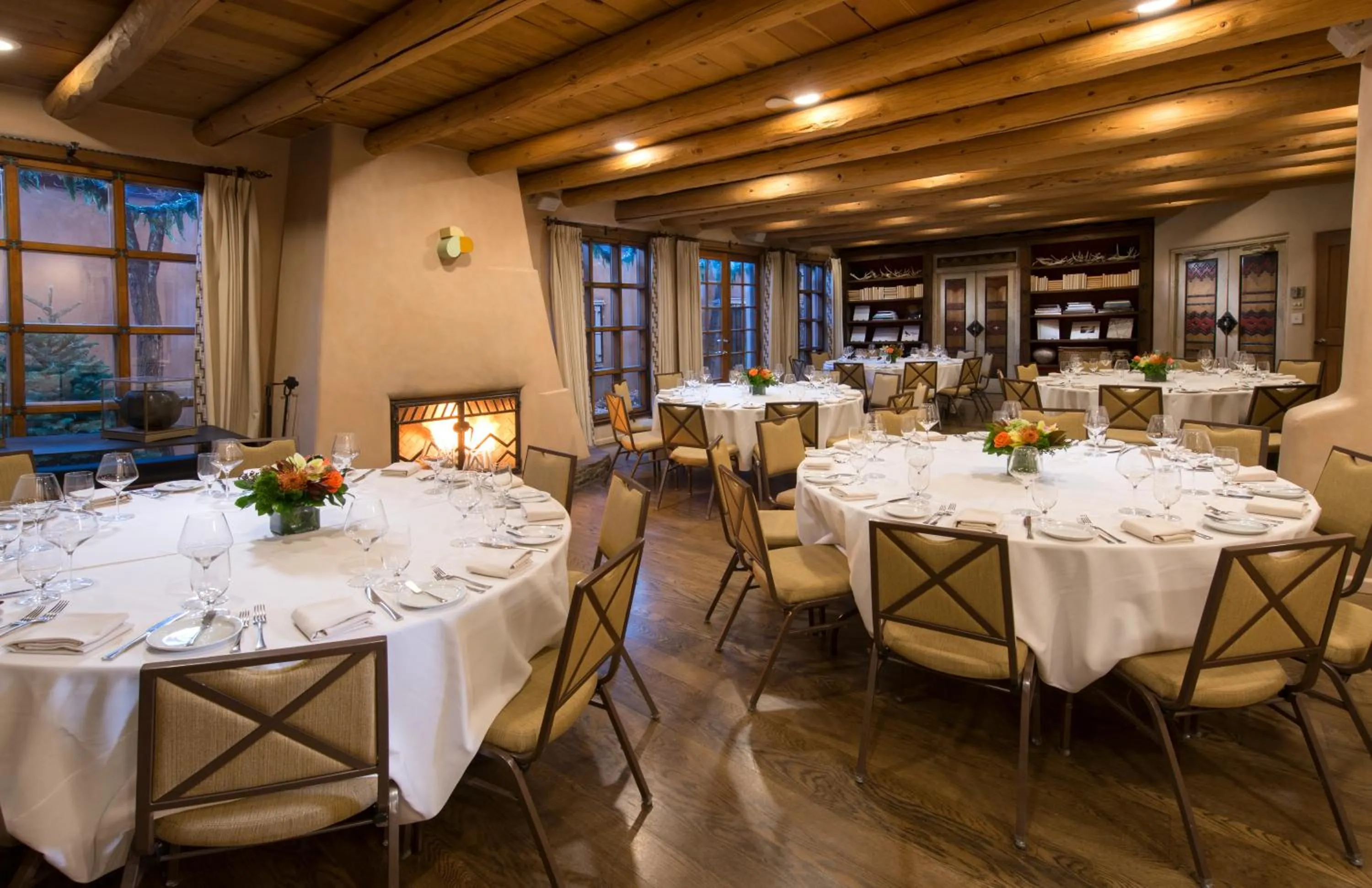 Communal lounge/ TV room in Rosewood Inn of the Anasazi