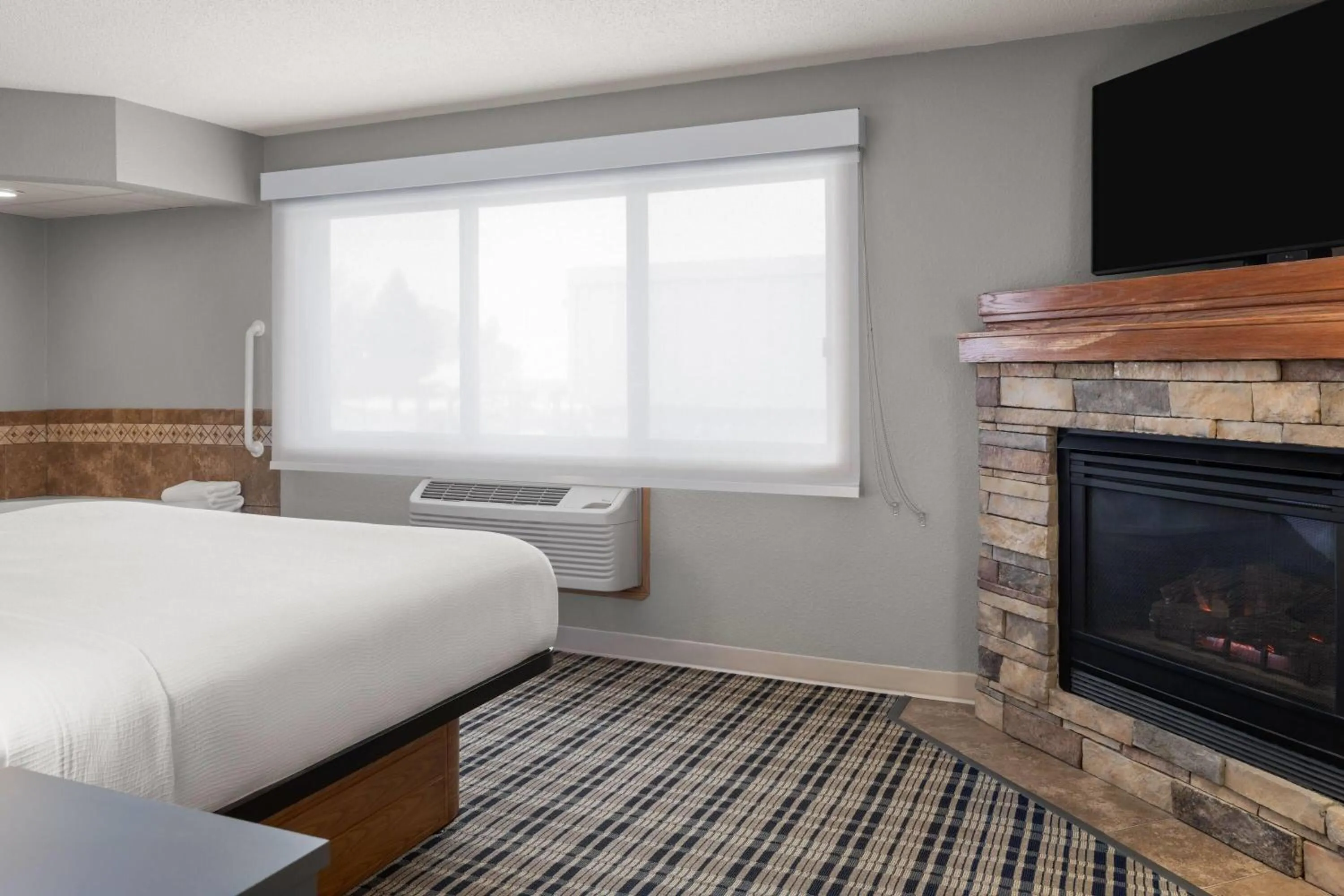 Bath, Bed in AmericInn by Wyndham Grand Forks