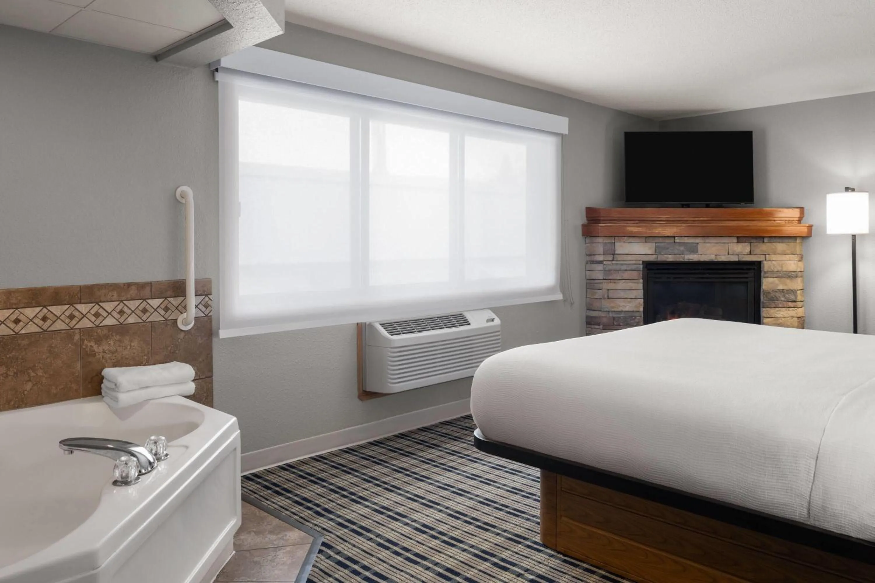 Bath, Bed in AmericInn by Wyndham Grand Forks