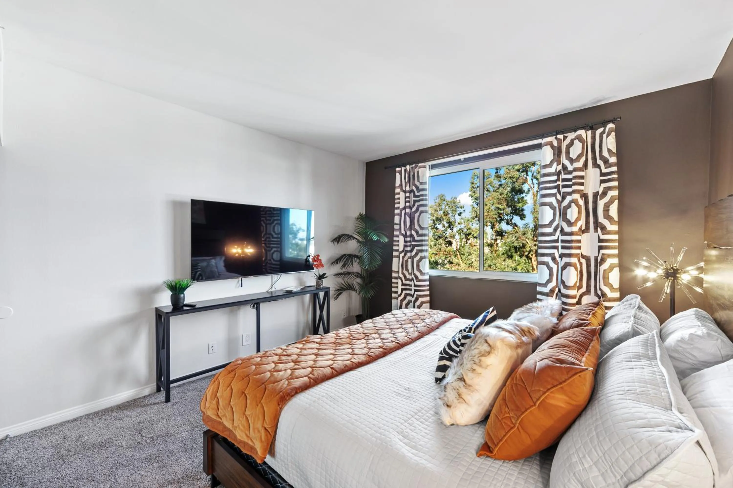 Beverly Hills 2 bed 2 bath Penthouse with Den and Parking 414