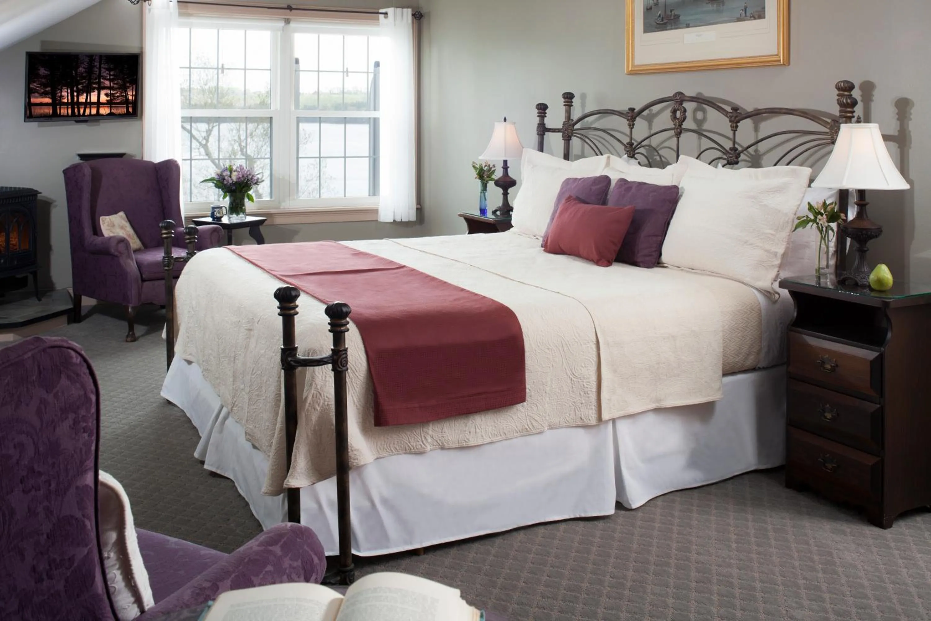 Bedroom in Wolf Cove Inn