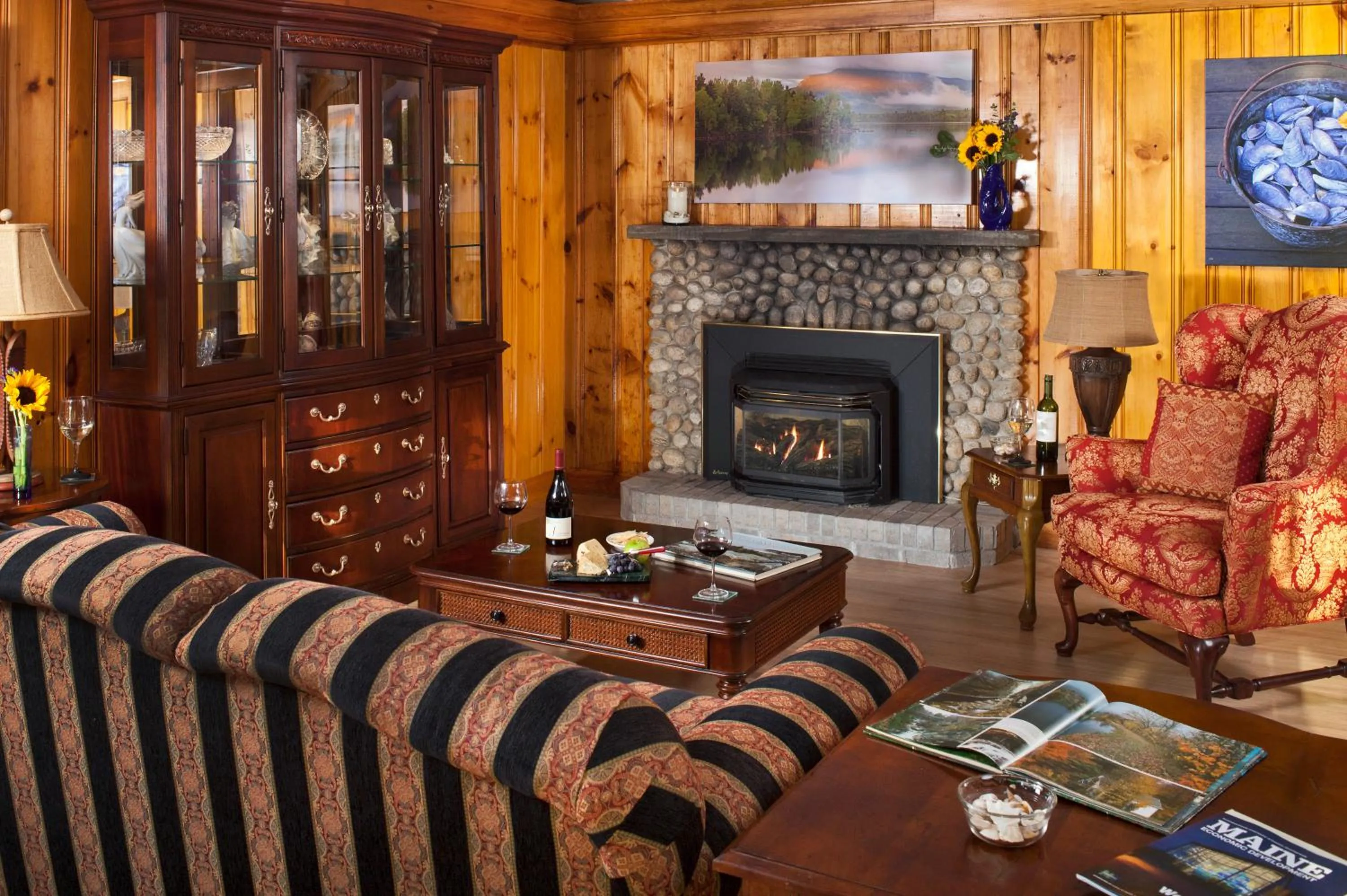 Living room in Wolf Cove Inn