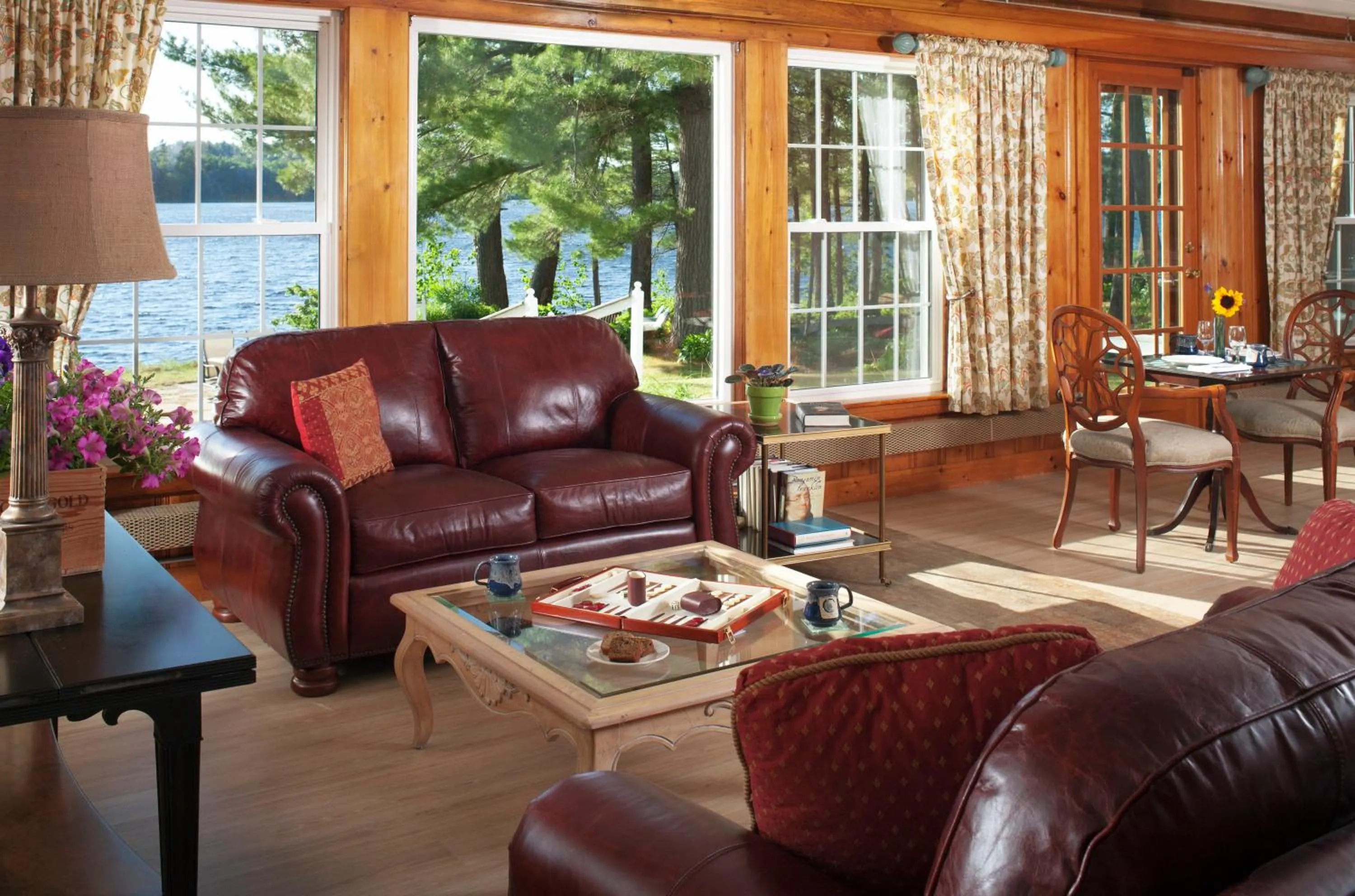 Living room in Wolf Cove Inn