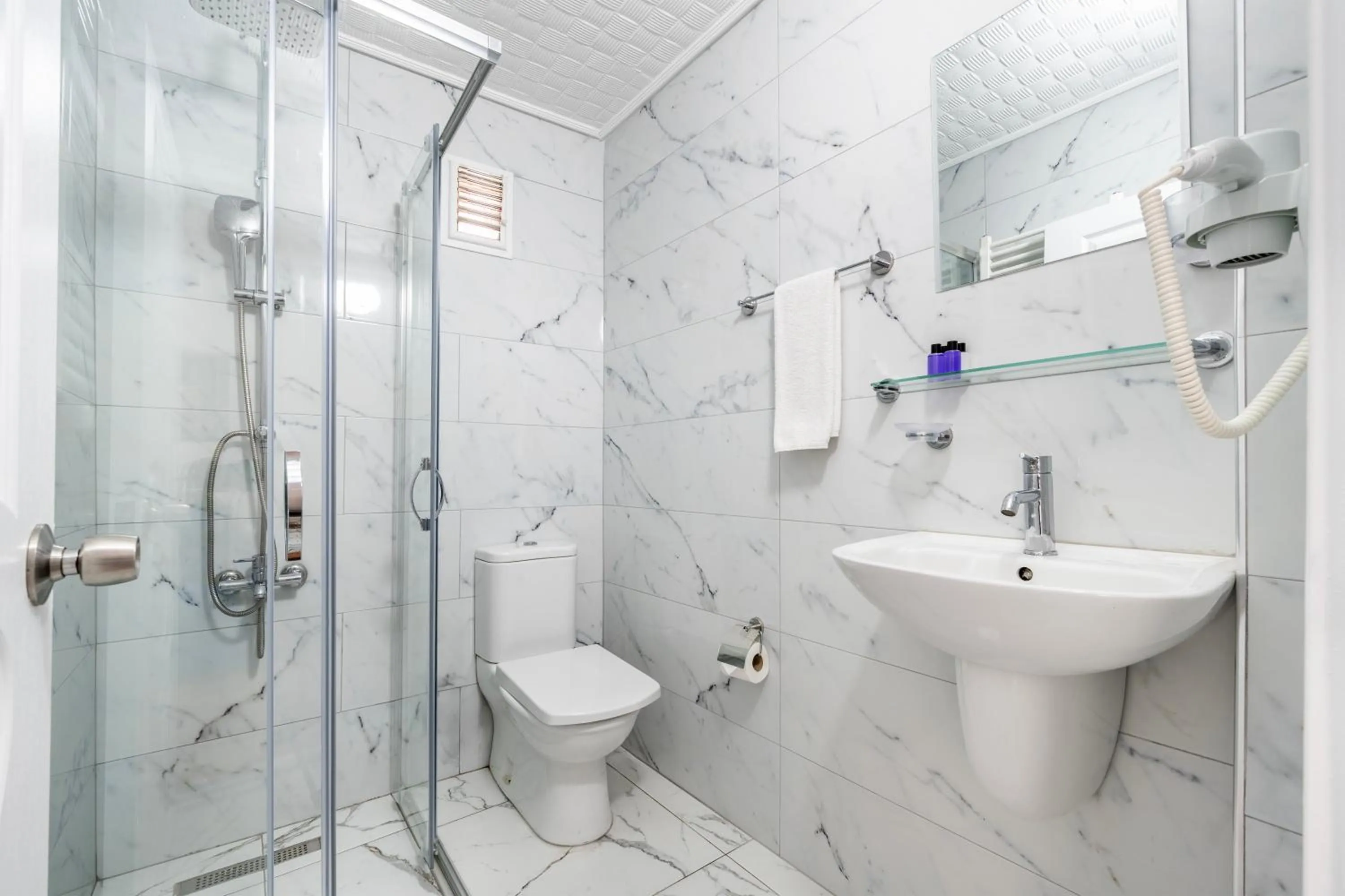 Bathroom in Taksim Trust Hotel