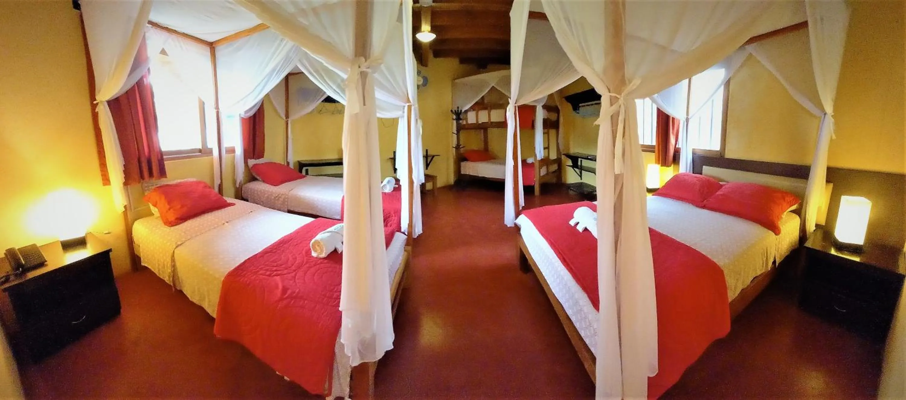 Photo of the whole room, Bed in Mancora y Sol
