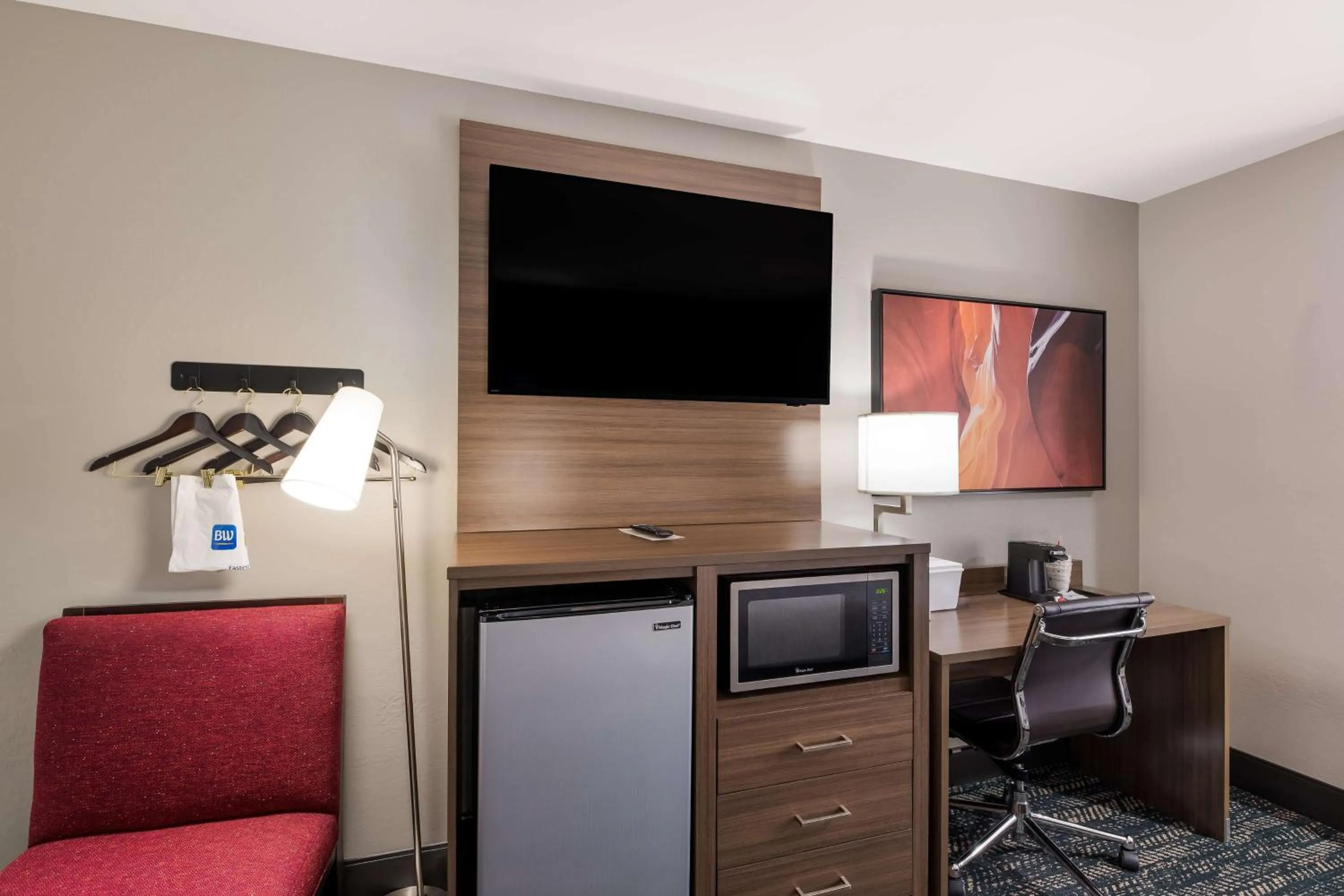 TV and multimedia in Best Western Bellemont Shadow Mountain Inn