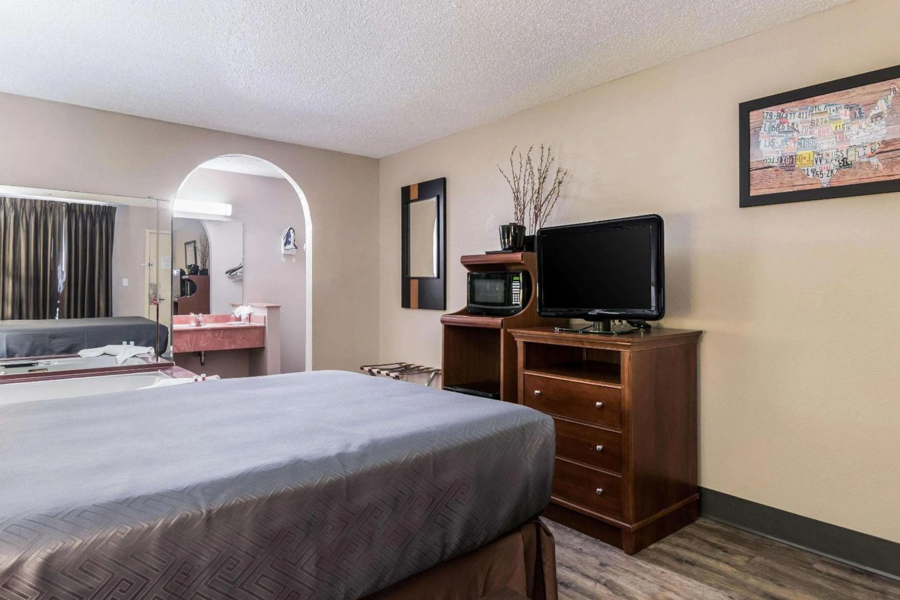 Photo of the whole room, Bed in Econo Lodge Gainesville Downtown Area