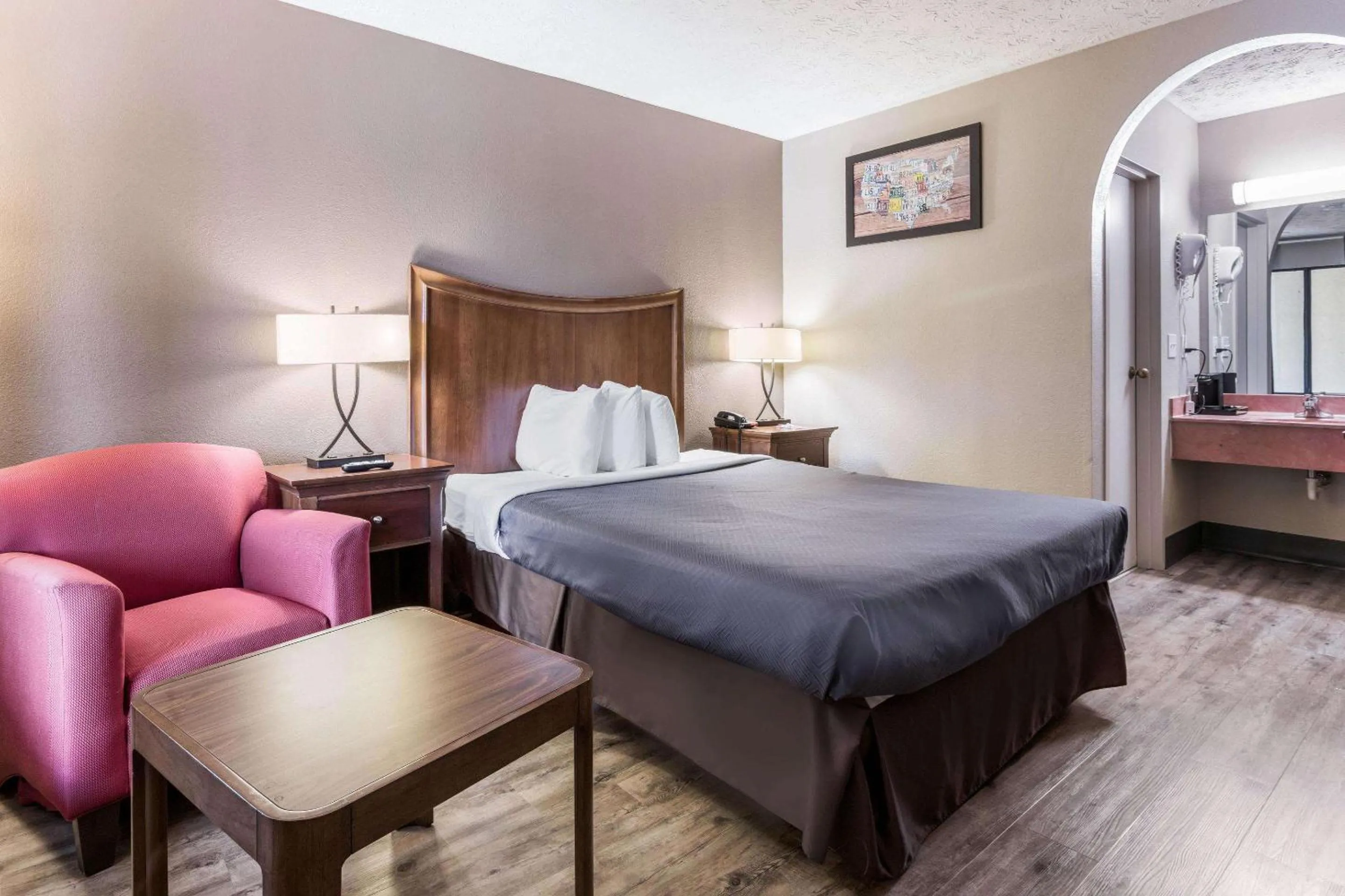 Photo of the whole room, Bed in Econo Lodge Gainesville Downtown Area