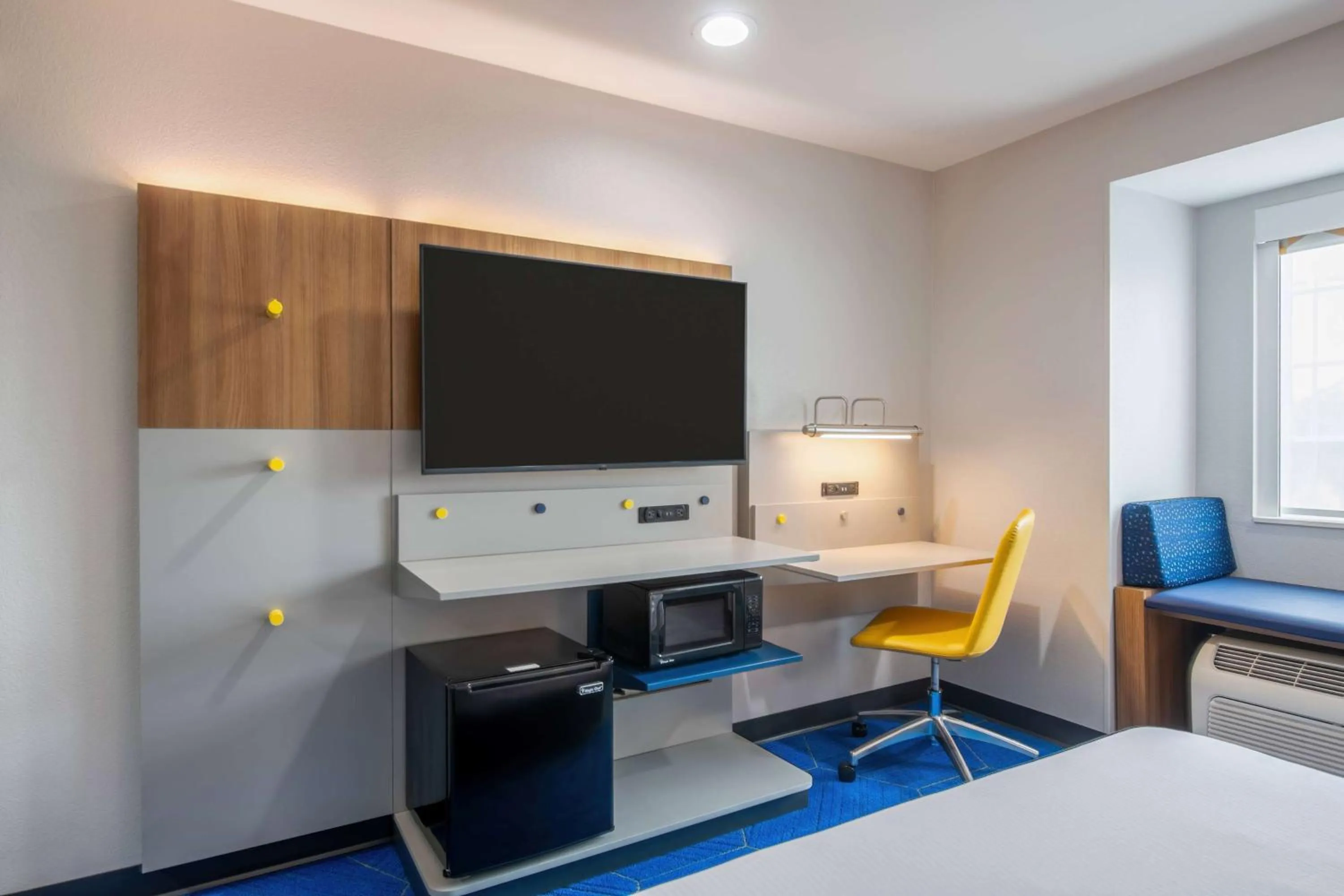 Photo of the whole room, Bed in Microtel Inn and Suites by Wyndham Anderson SC