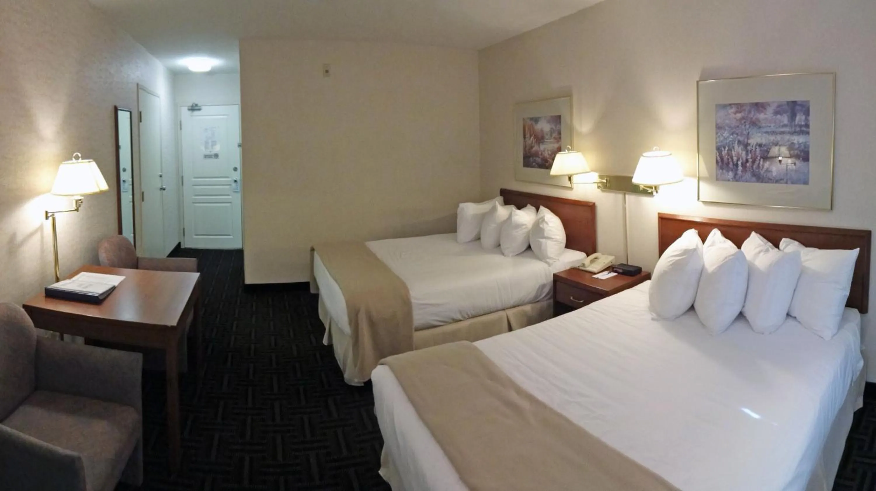 Bedroom, Bed in Powell River Town Centre Hotel