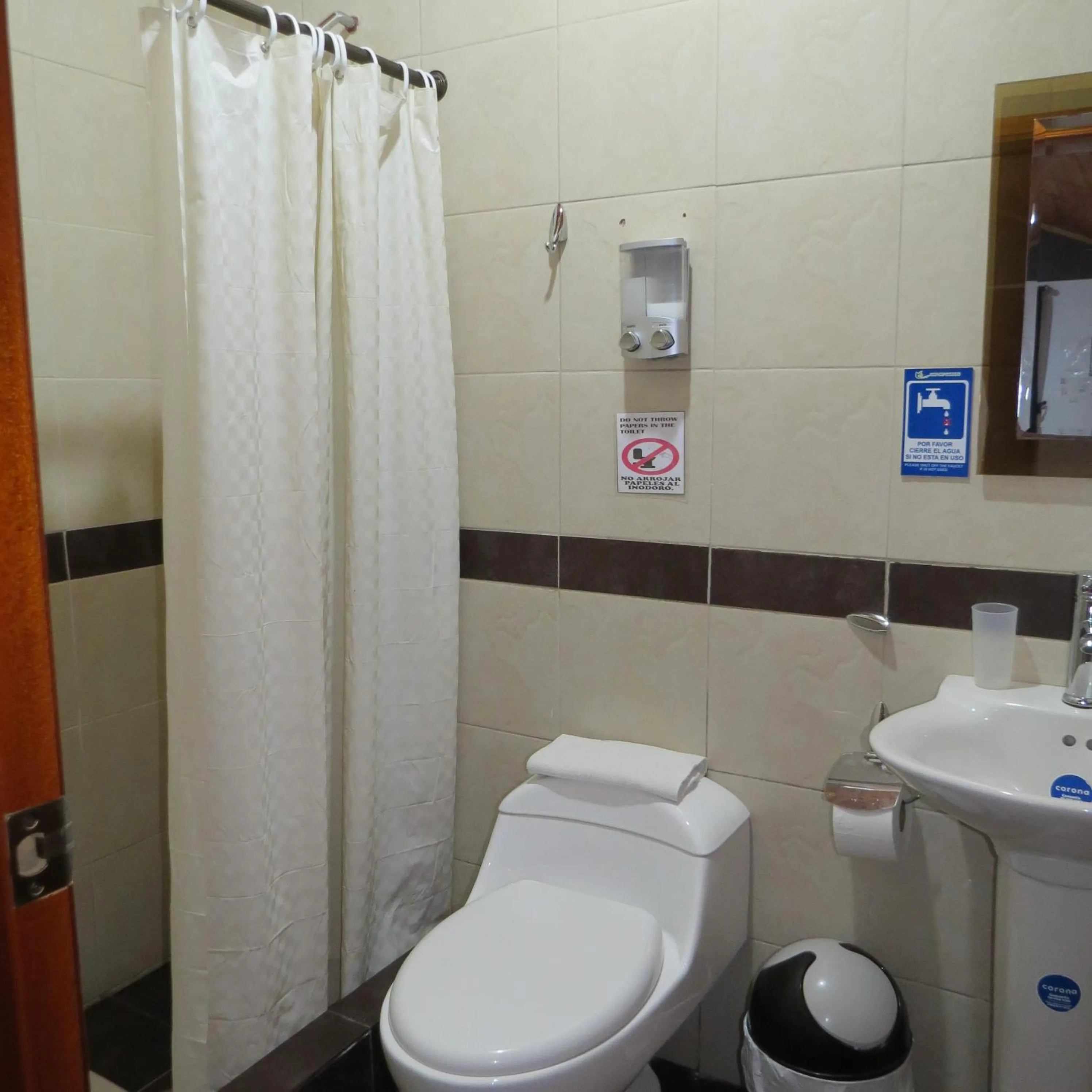 Bathroom in Hosteria Airport Garden