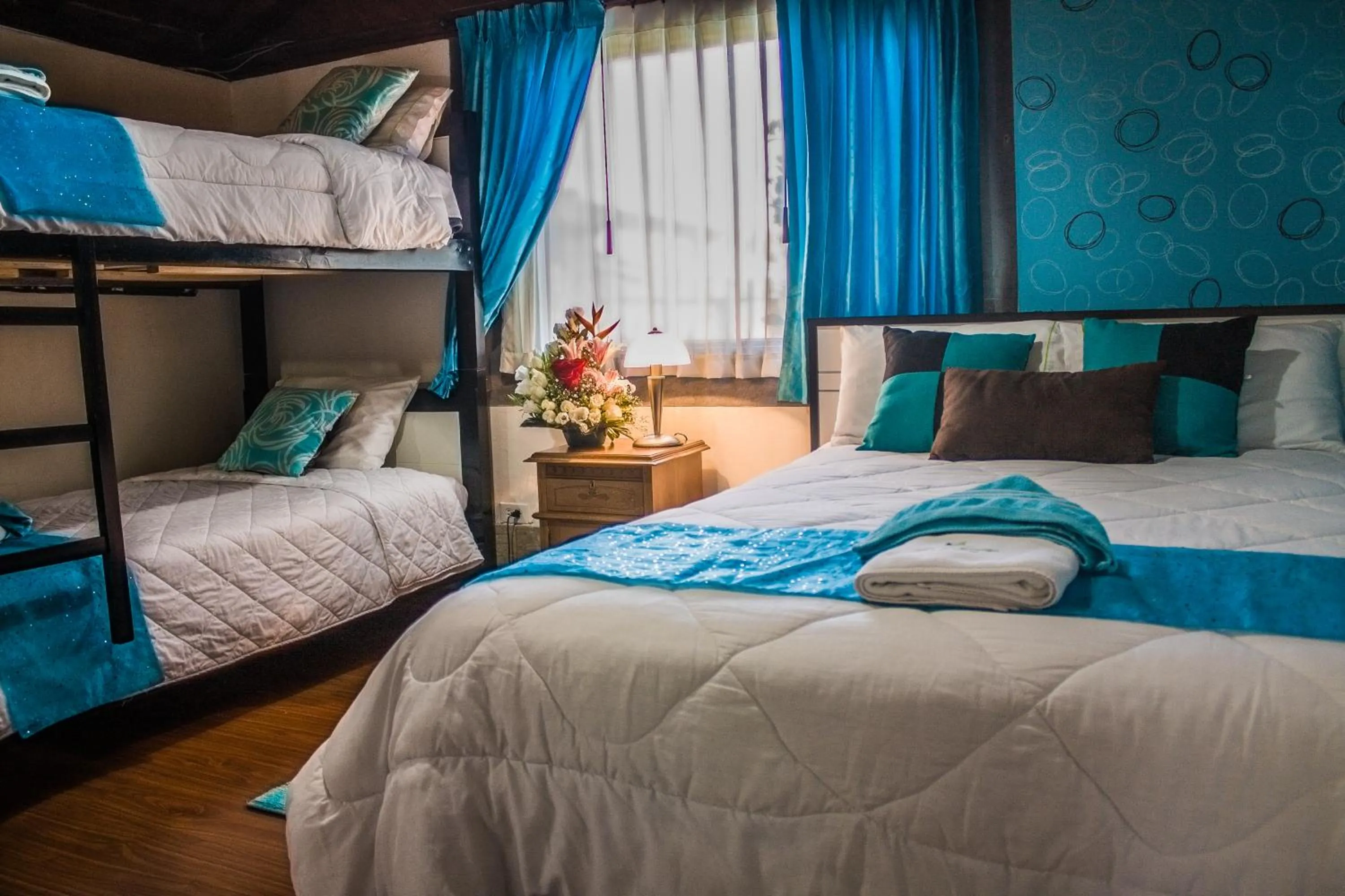 Photo of the whole room, Bed in Hosteria Airport Garden