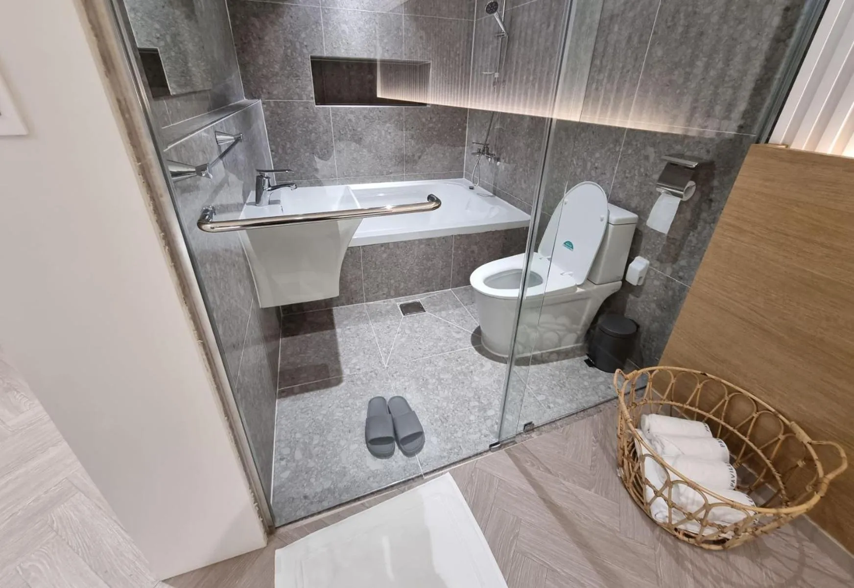 Shower in Pavilla Hotel