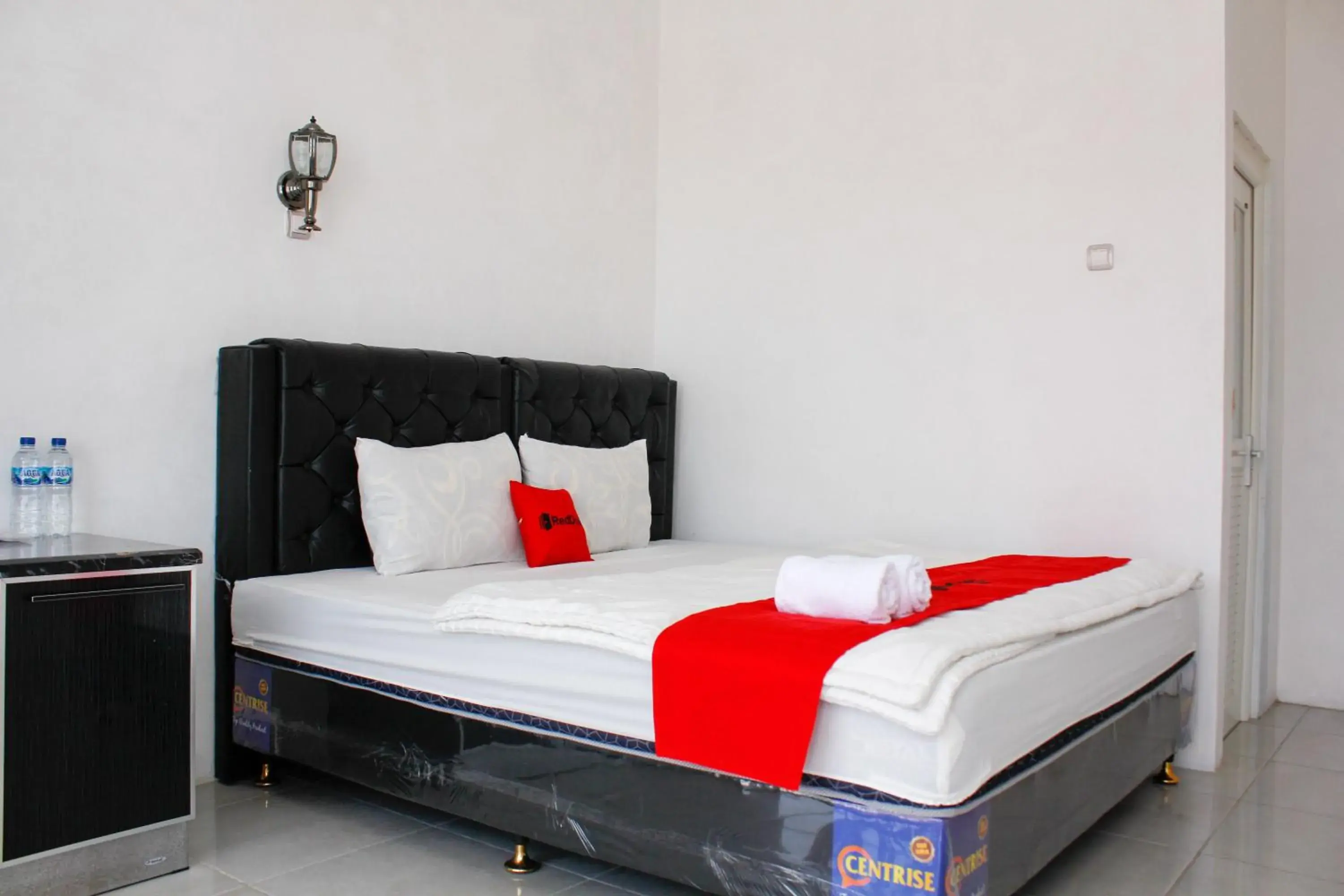 Bedroom, Bed in RedDoorz Syariah near Kawasan Wisata Gunung Prau Dieng Bedroom, Bed in RedDoorz Syariah near Kawasan Wisata Gunung Prau Dieng