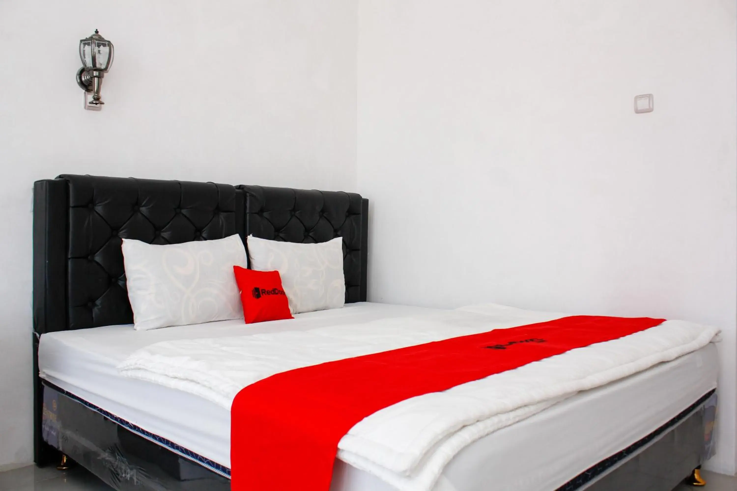 Bedroom, Bed in RedDoorz Syariah near Kawasan Wisata Gunung Prau Dieng Bedroom, Bed in RedDoorz Syariah near Kawasan Wisata Gunung Prau Dieng