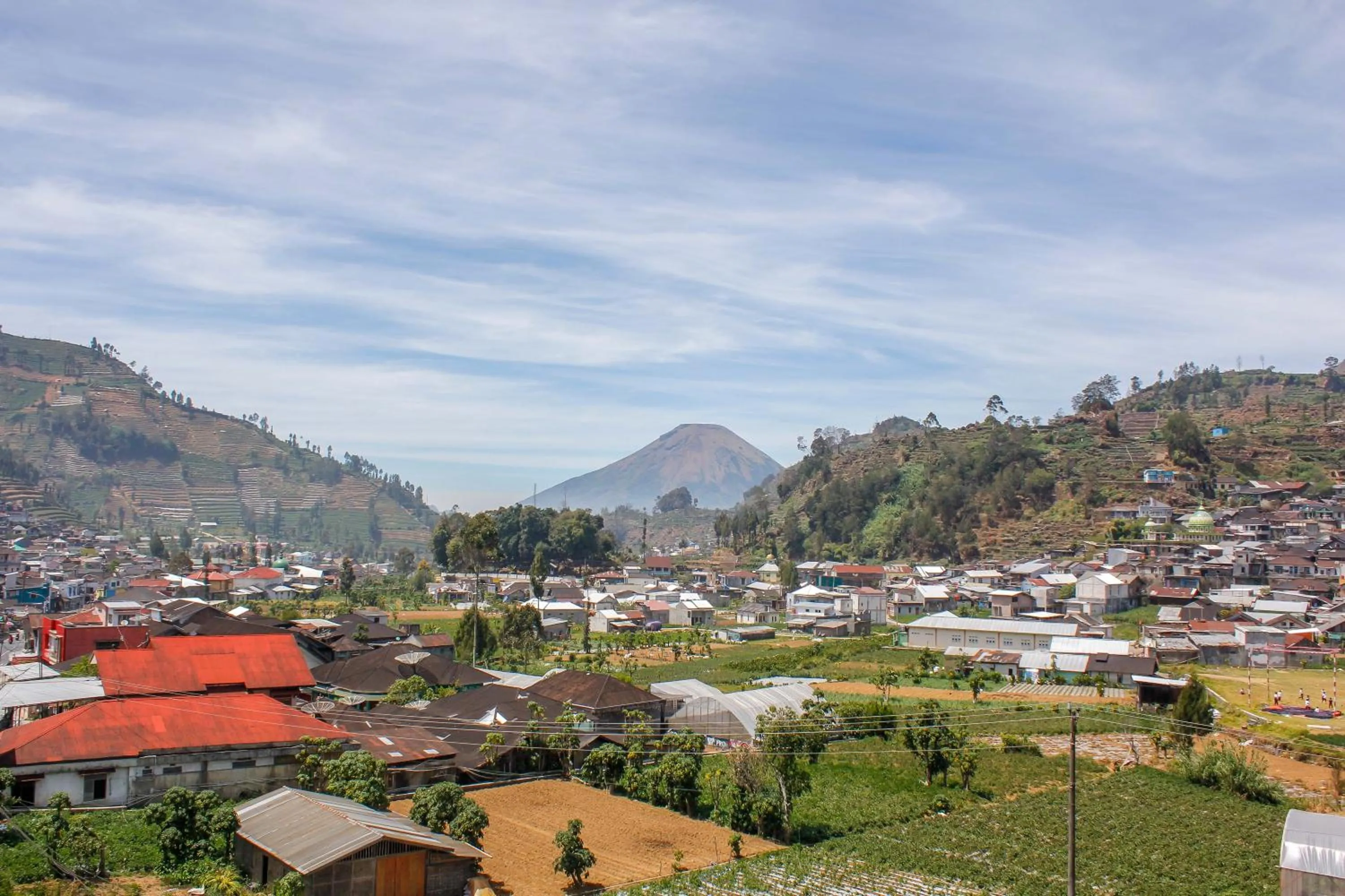 Mountain view in RedDoorz Syariah near Kawasan Wisata Gunung Prau Dieng