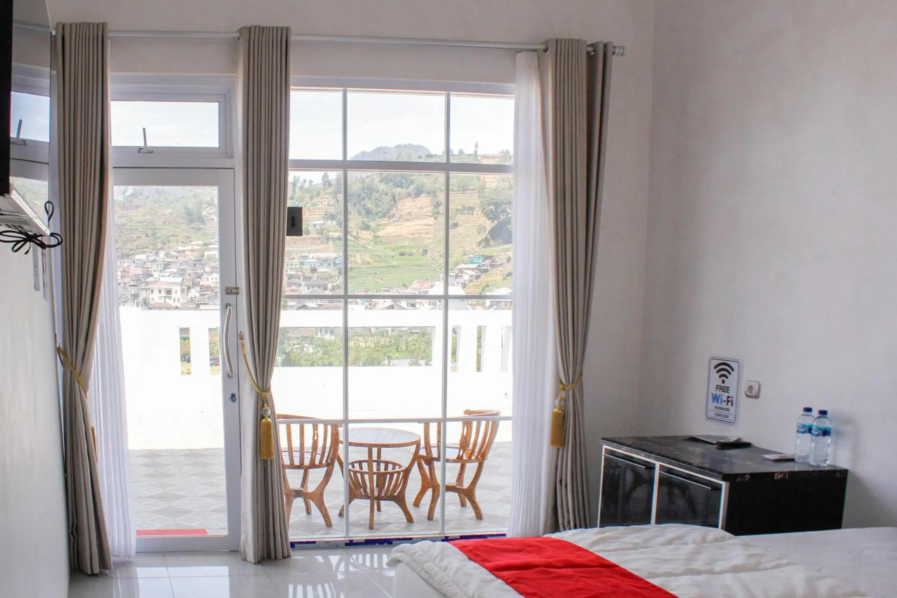 Bedroom in RedDoorz Syariah near Kawasan Wisata Gunung Prau Dieng Bedroom in RedDoorz Syariah near Kawasan Wisata Gunung Prau Dieng