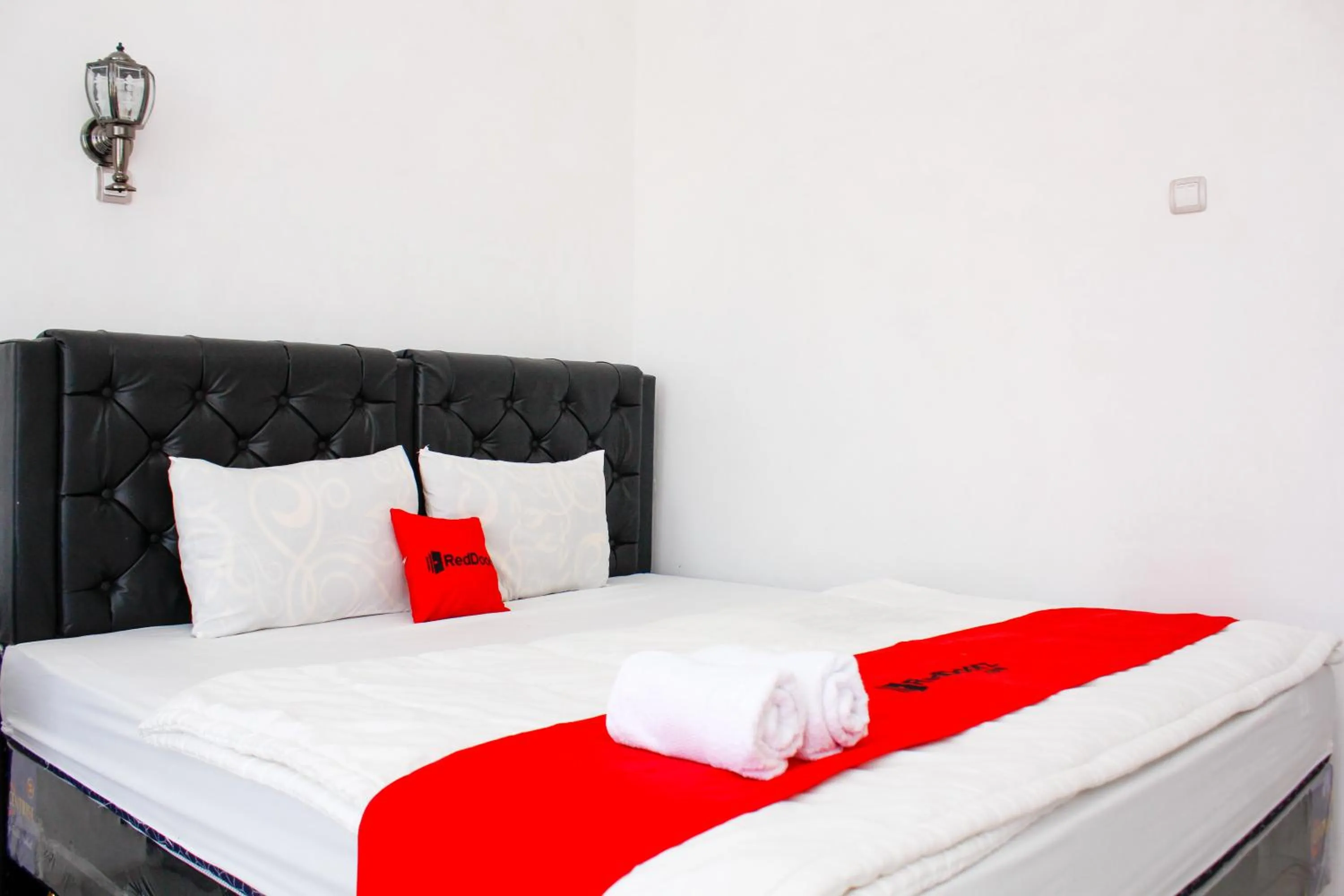 Bedroom, Bed in RedDoorz Syariah near Kawasan Wisata Gunung Prau Dieng