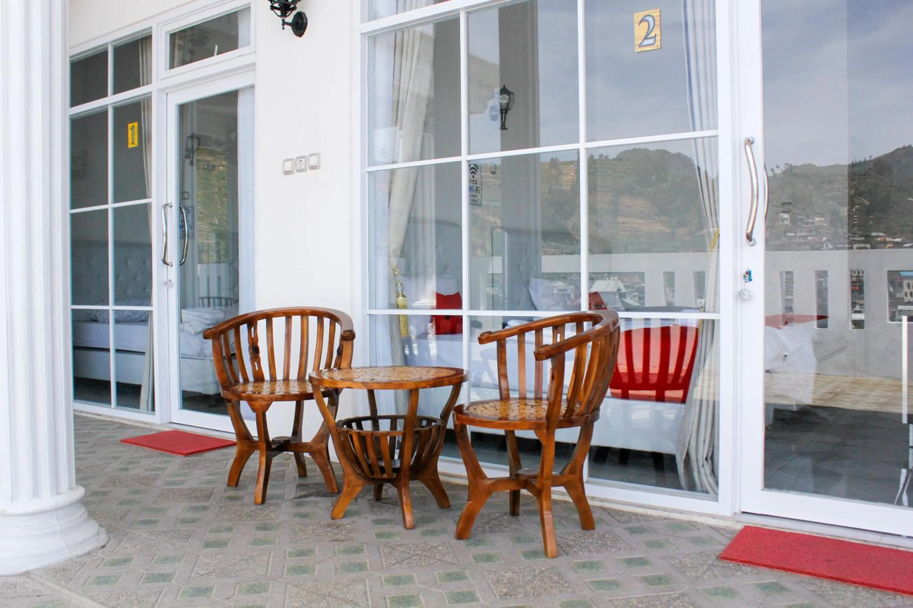 Balcony/Terrace in RedDoorz Syariah near Kawasan Wisata Gunung Prau Dieng