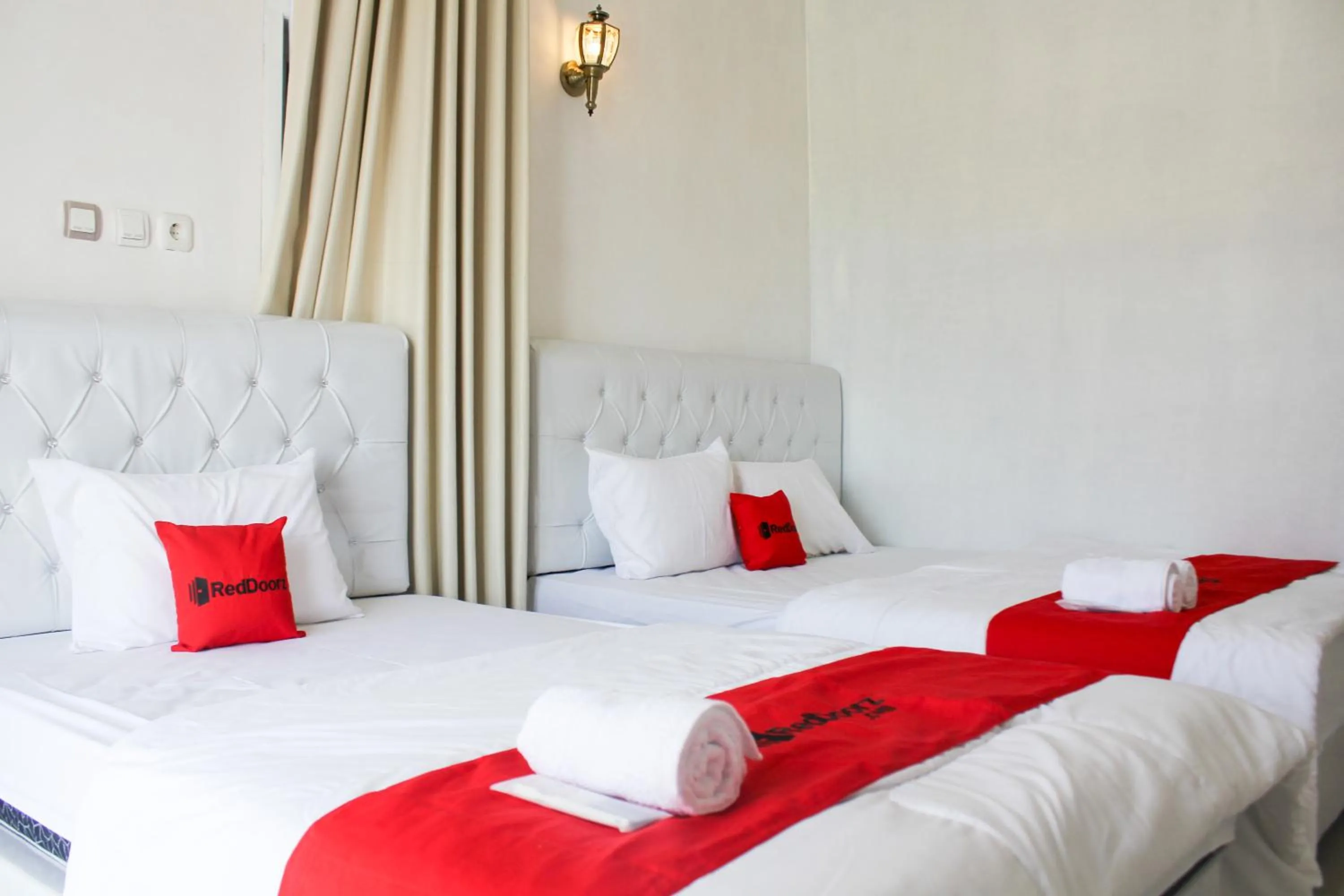 Bedroom, Bed in RedDoorz Syariah near Kawasan Wisata Gunung Prau Dieng