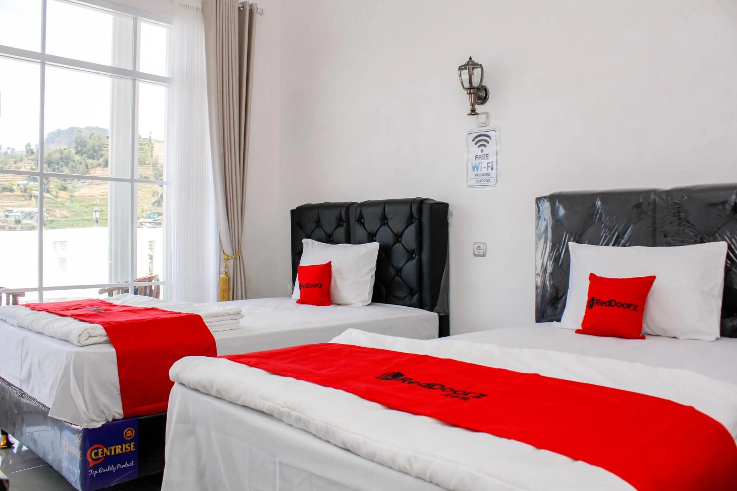 Photo of the whole room, Bed in RedDoorz Syariah near Kawasan Wisata Gunung Prau Dieng