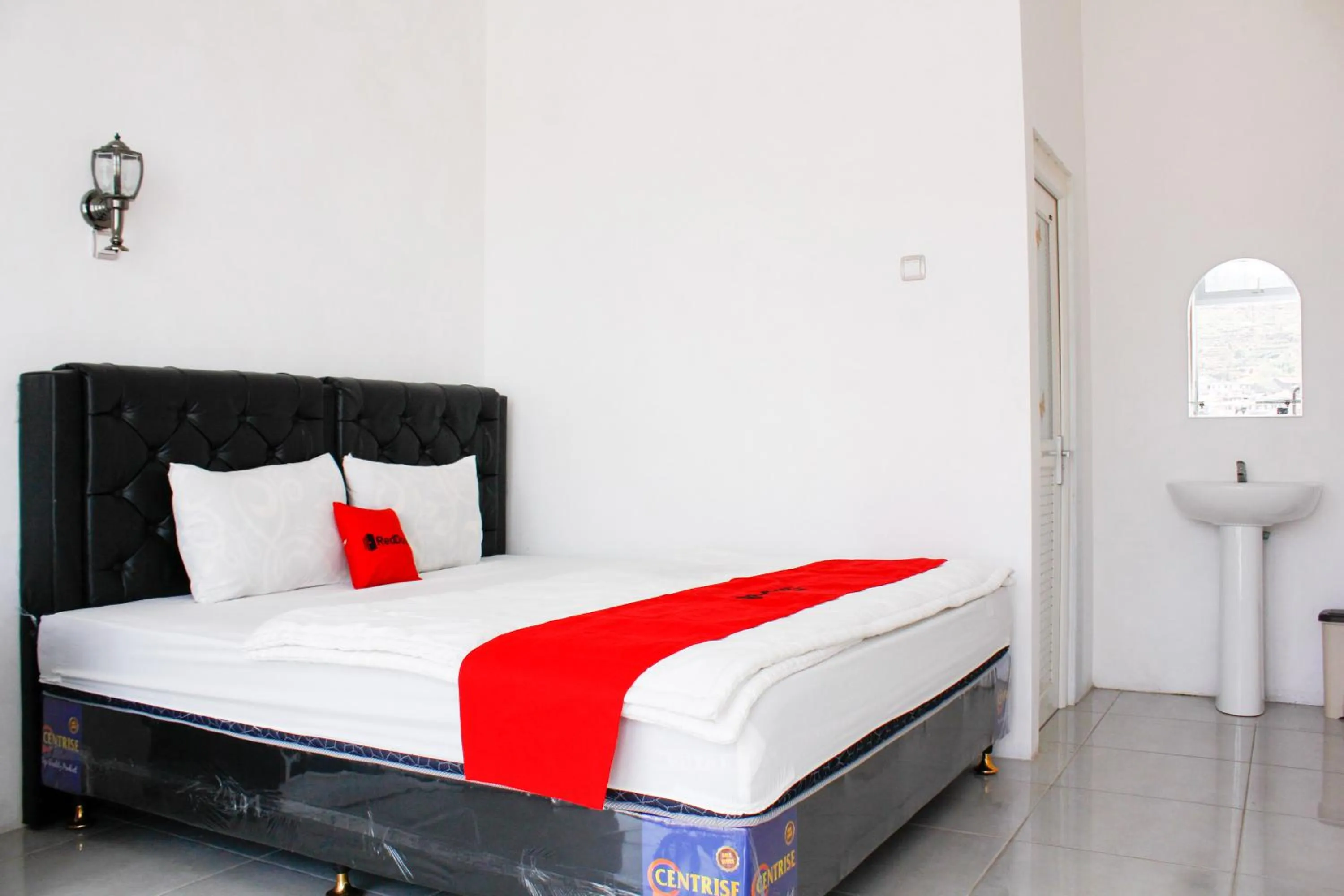 Bedroom, Bed in RedDoorz Syariah near Kawasan Wisata Gunung Prau Dieng