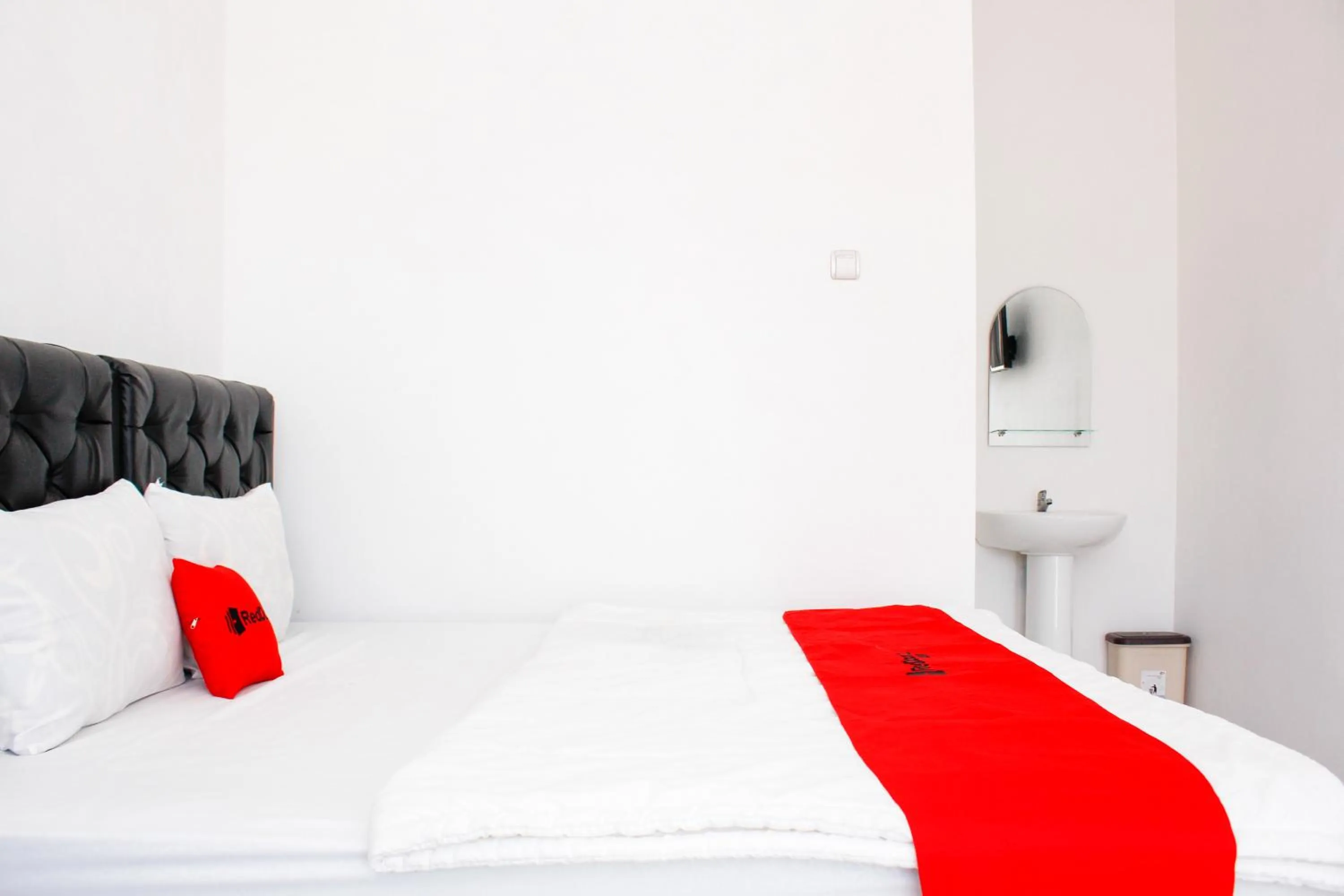 Bedroom, Bed in RedDoorz Syariah near Kawasan Wisata Gunung Prau Dieng