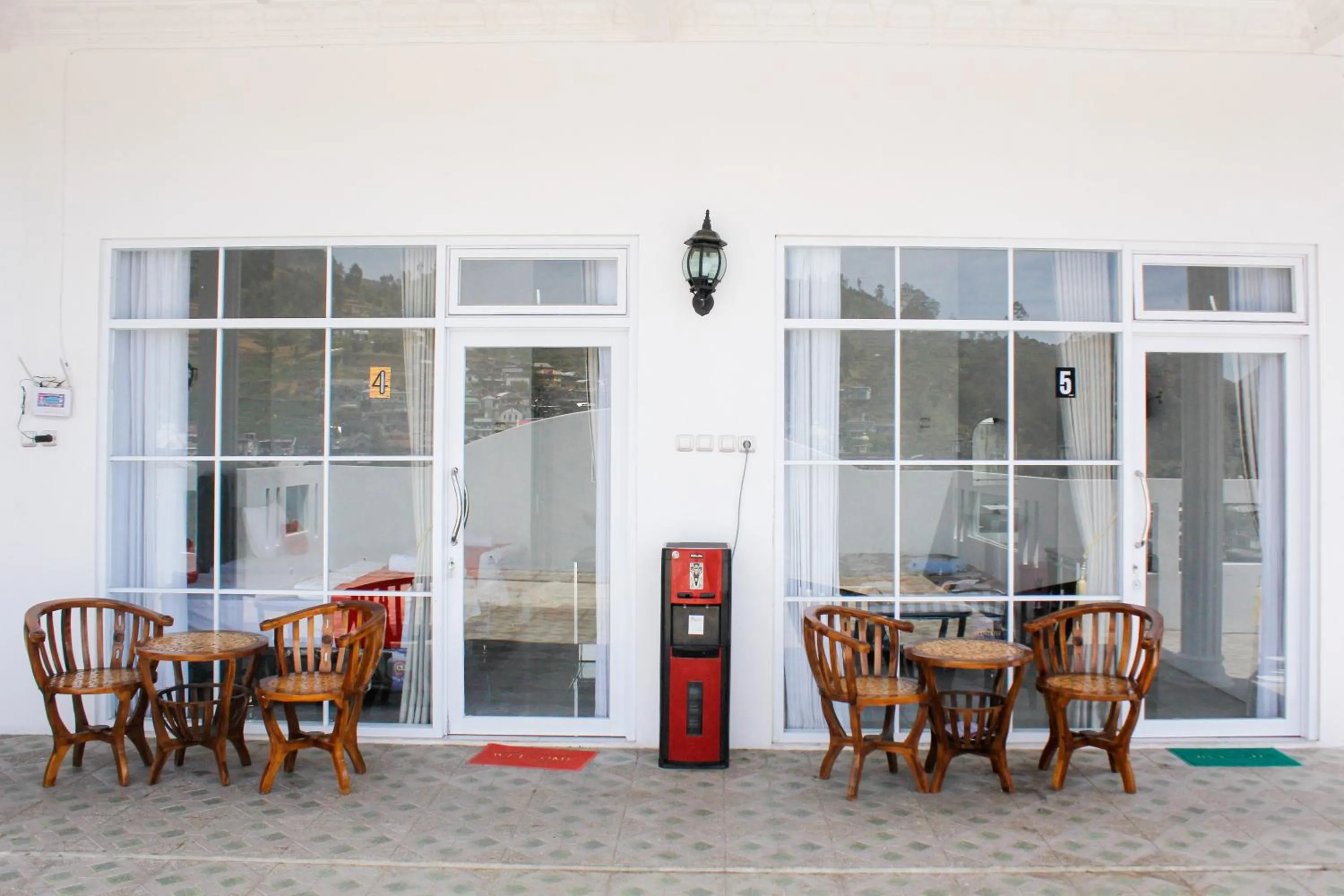Seating area in RedDoorz Syariah near Kawasan Wisata Gunung Prau Dieng