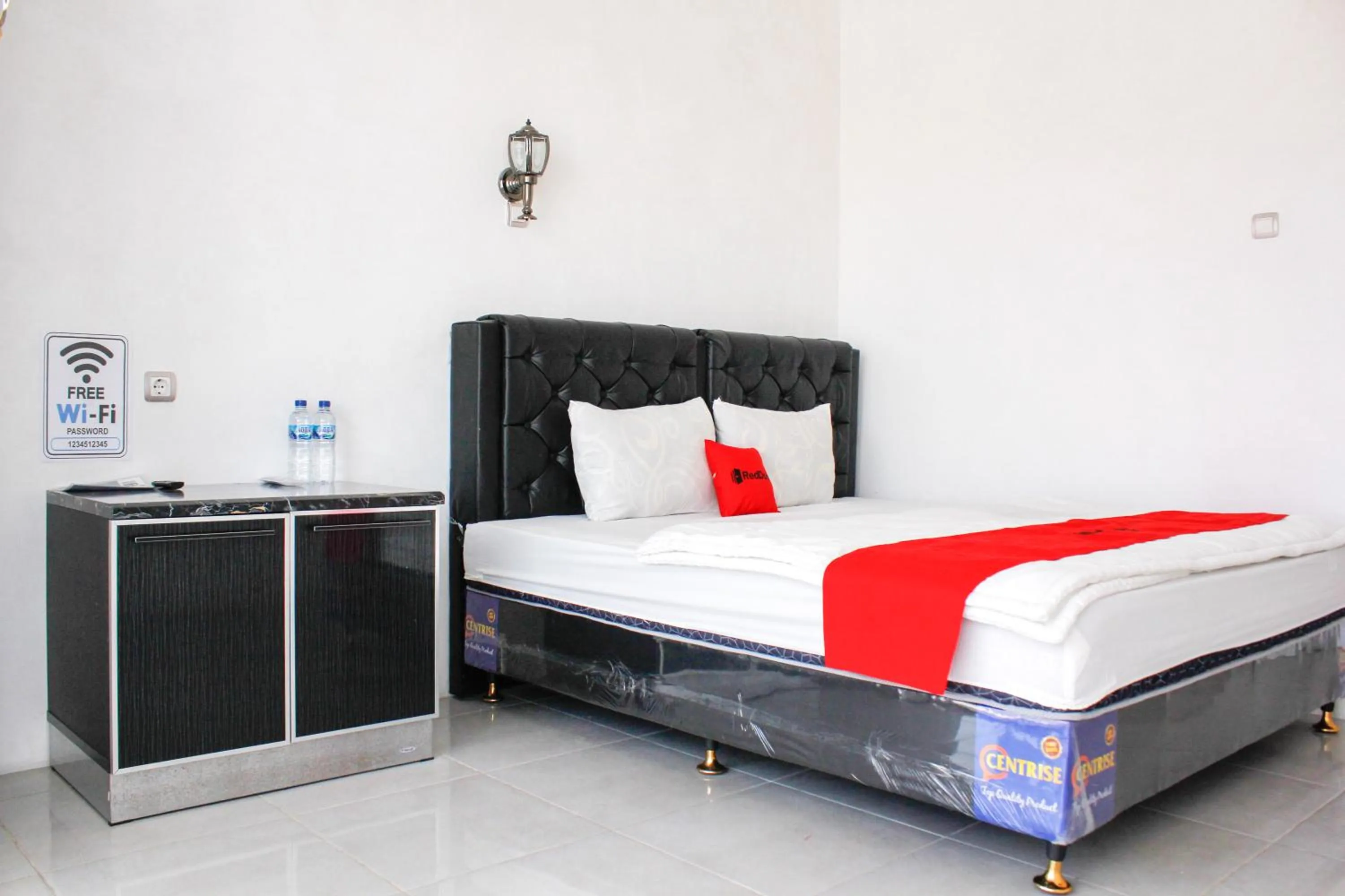 Bedroom, Bed in RedDoorz Syariah near Kawasan Wisata Gunung Prau Dieng