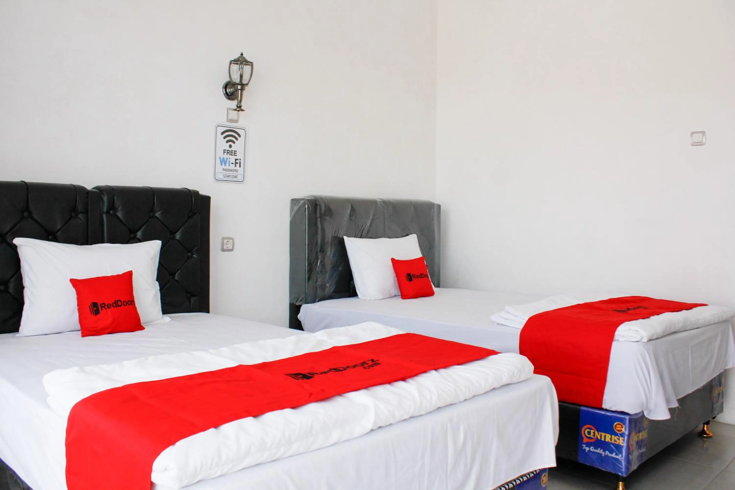 Bedroom, Bed in RedDoorz Syariah near Kawasan Wisata Gunung Prau Dieng