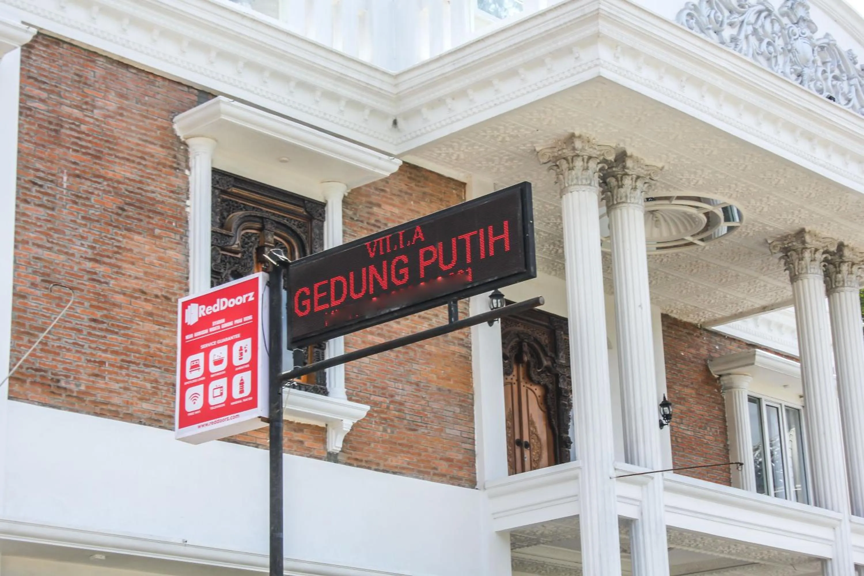 Property logo or sign in RedDoorz Syariah near Kawasan Wisata Gunung Prau Dieng