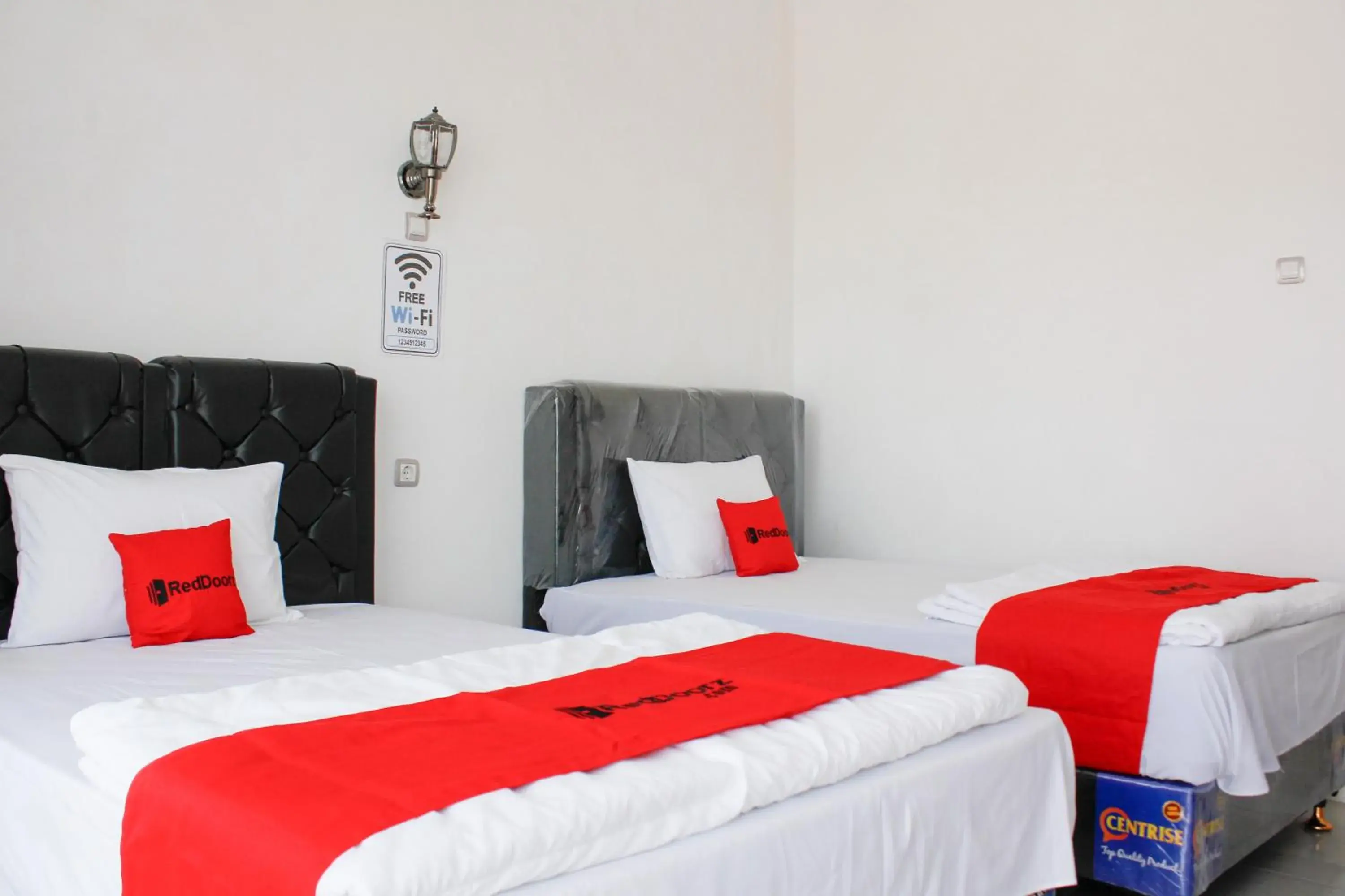 Bedroom, Bed in RedDoorz Syariah near Kawasan Wisata Gunung Prau Dieng Bedroom, Bed in RedDoorz Syariah near Kawasan Wisata Gunung Prau Dieng