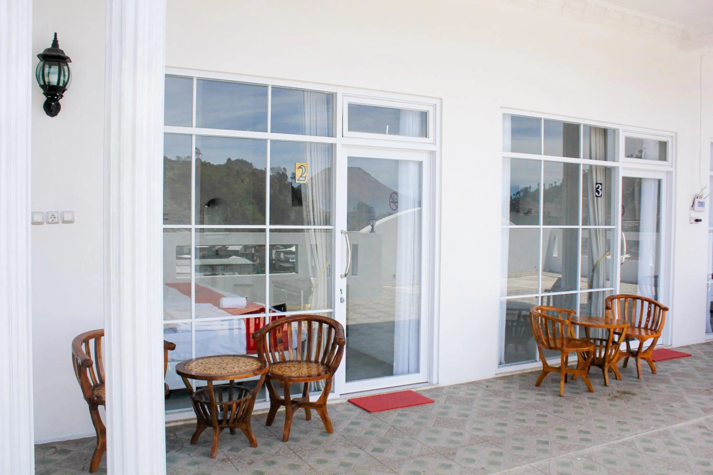 Balcony/Terrace in RedDoorz Syariah near Kawasan Wisata Gunung Prau Dieng