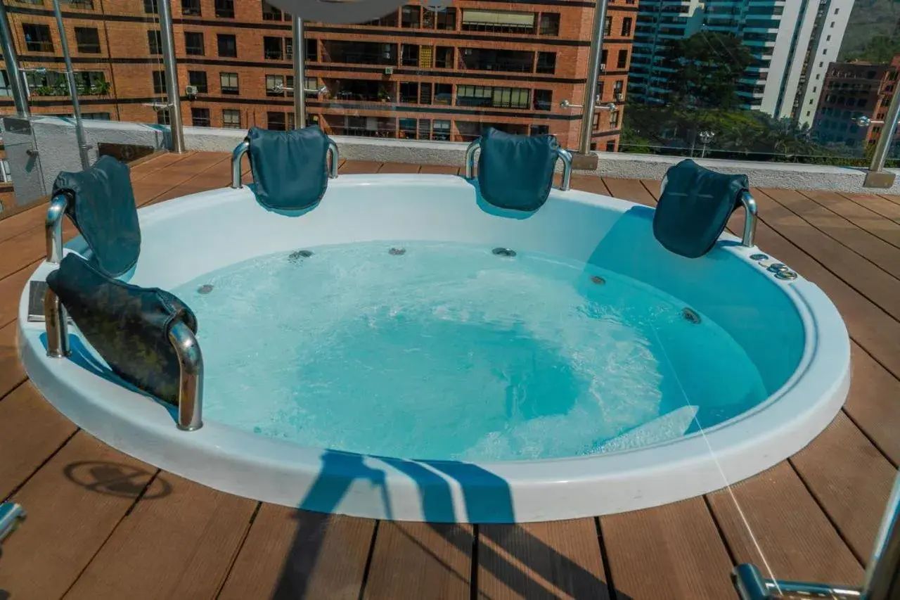 Swimming pool in Hampton by Hilton Cali Swimming pool in Hampton by Hilton Cali