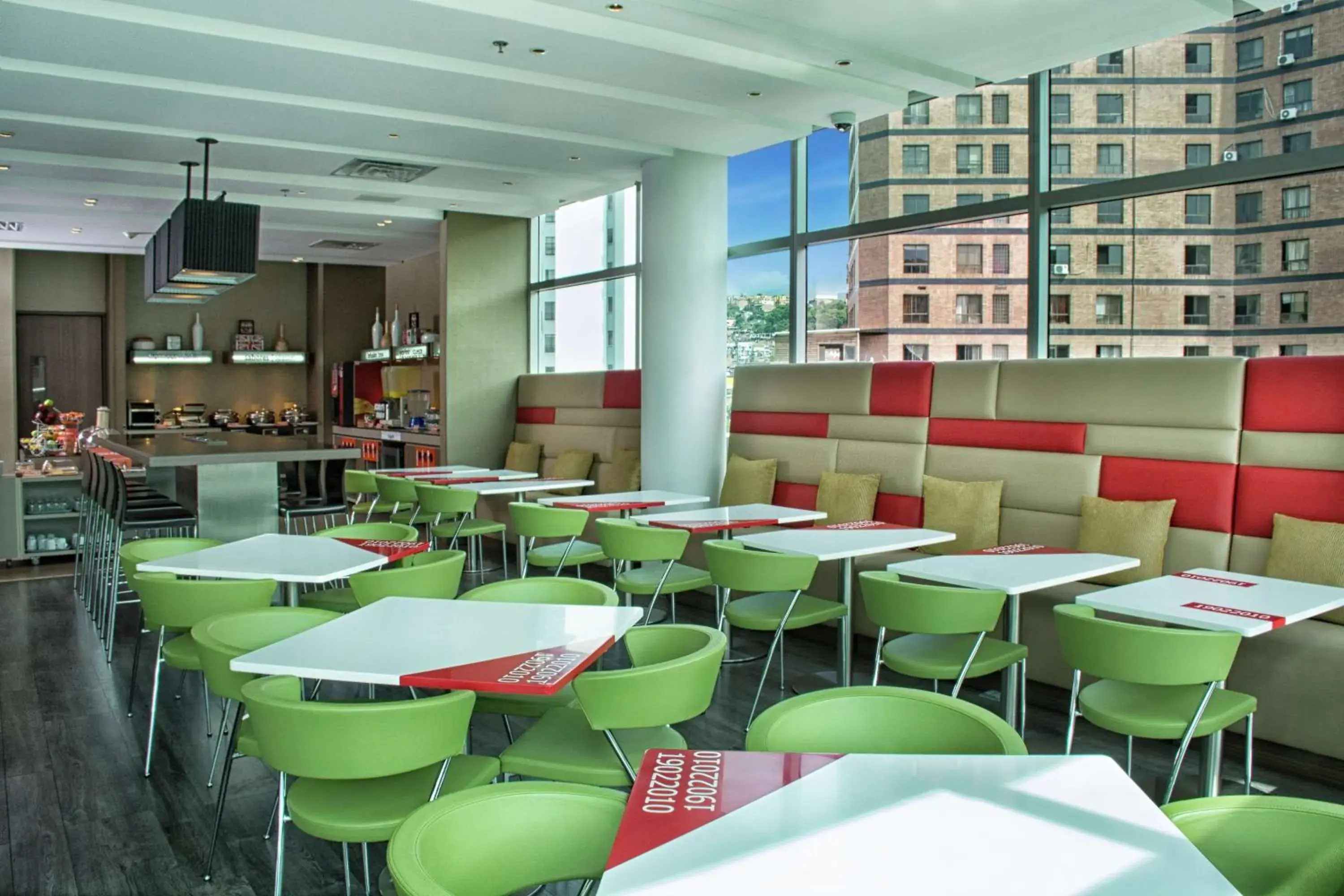 Breakfast in Hampton by Hilton Cali Breakfast in Hampton by Hilton Cali