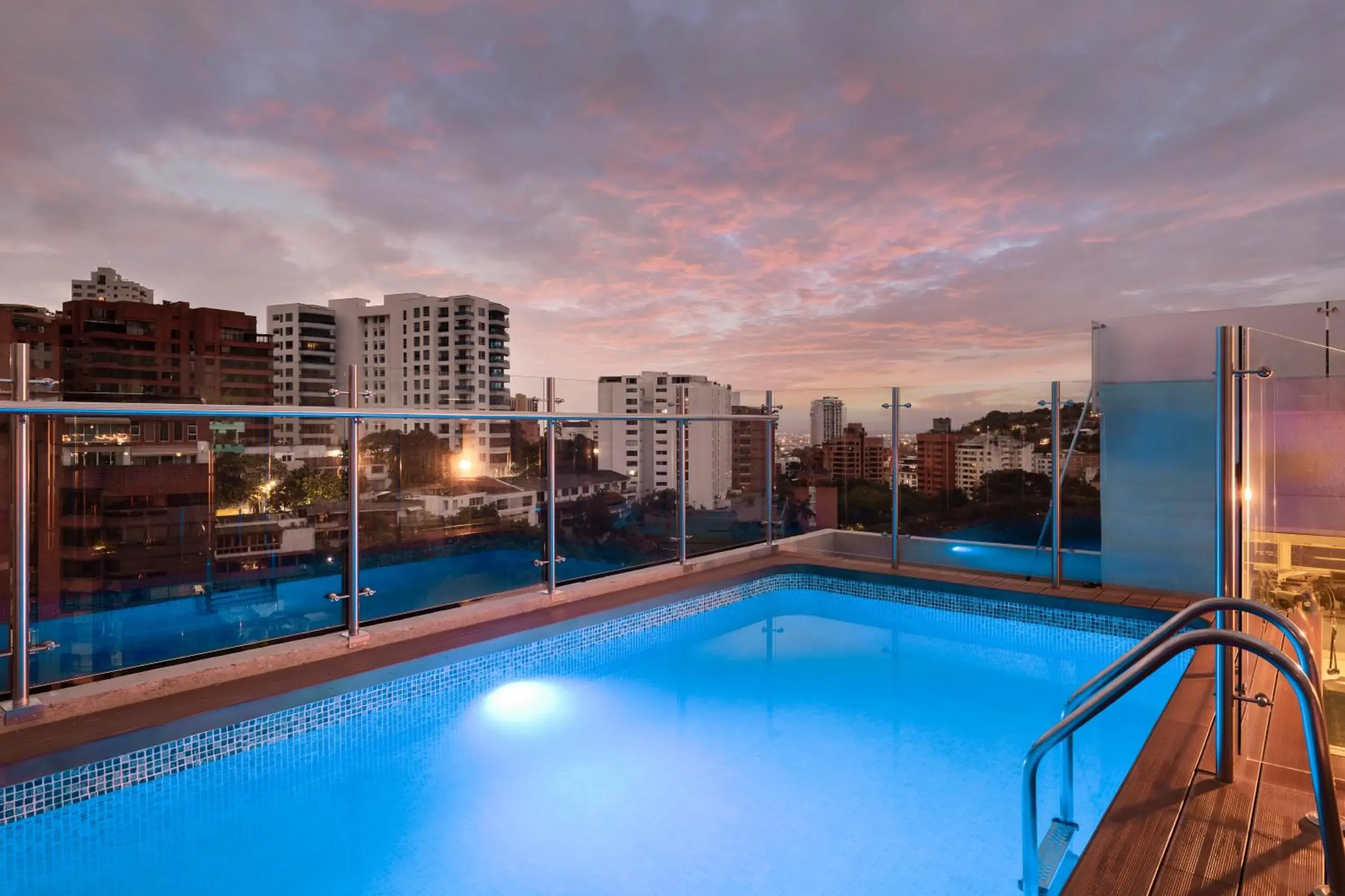 Swimming pool in Hampton by Hilton Cali Swimming pool in Hampton by Hilton Cali