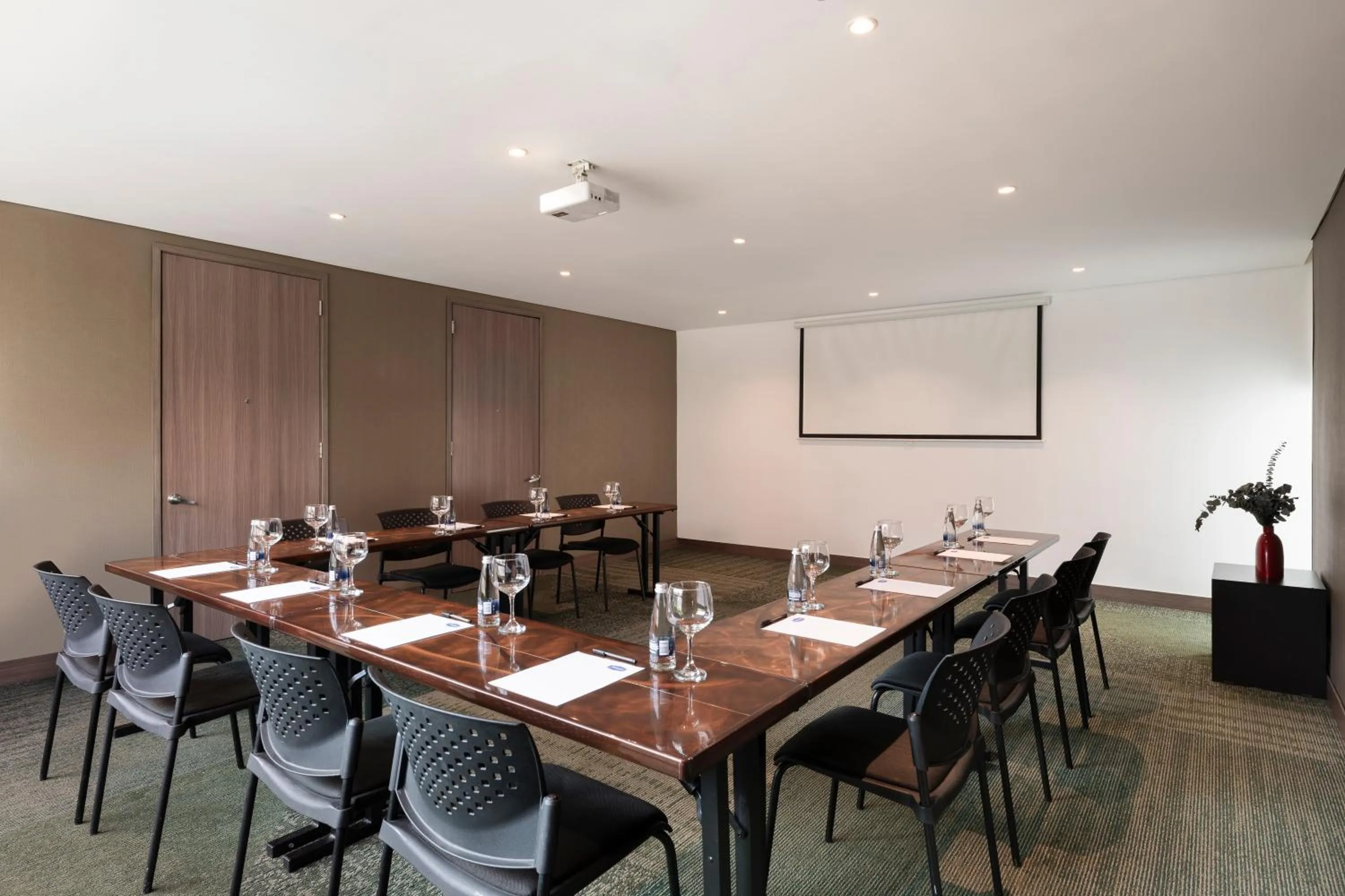 Meeting/conference room in Hampton by Hilton Cali